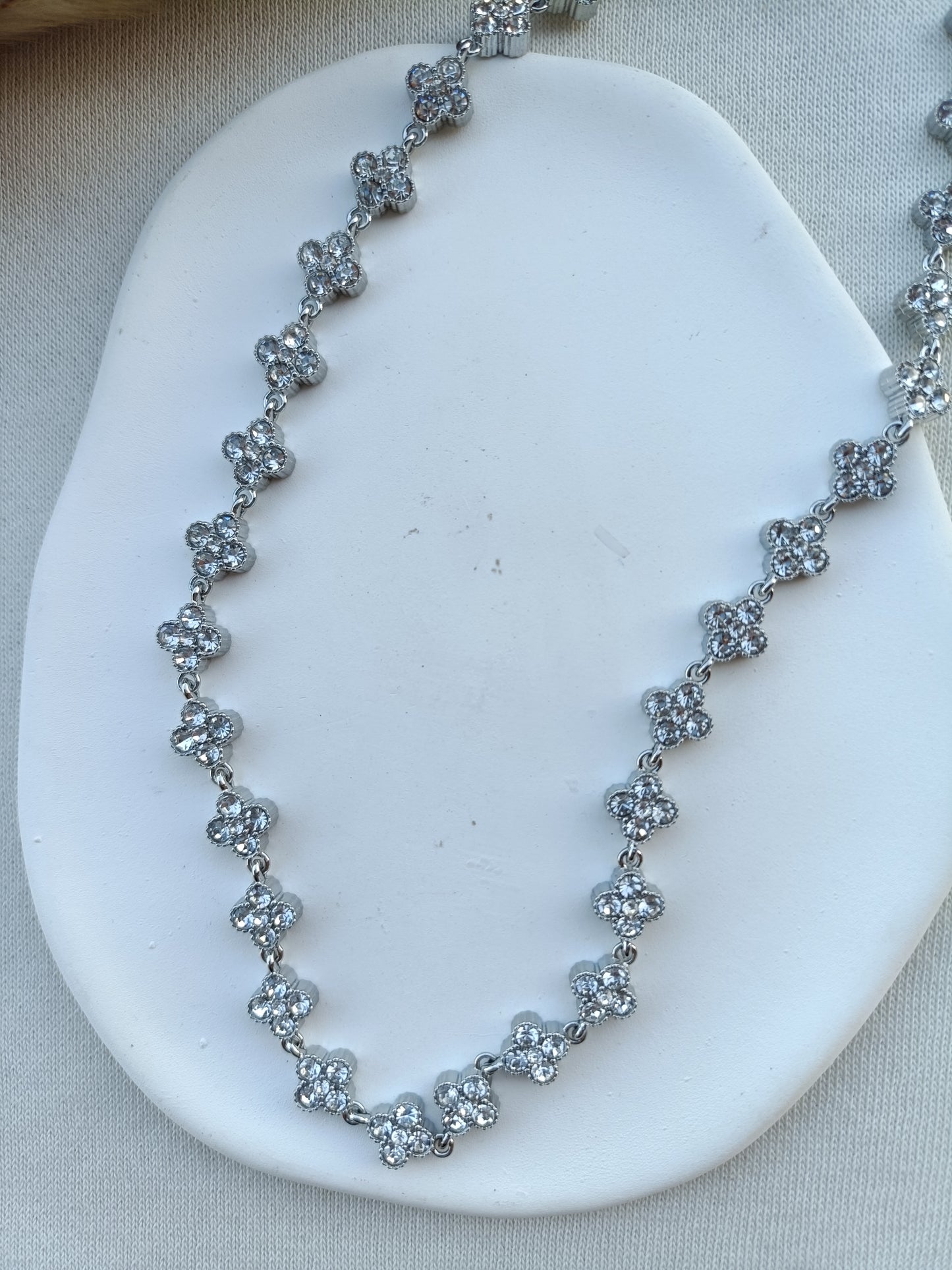 Colar de Aço Prateado Inspiração Swarovski de Trevo com Brilhantes