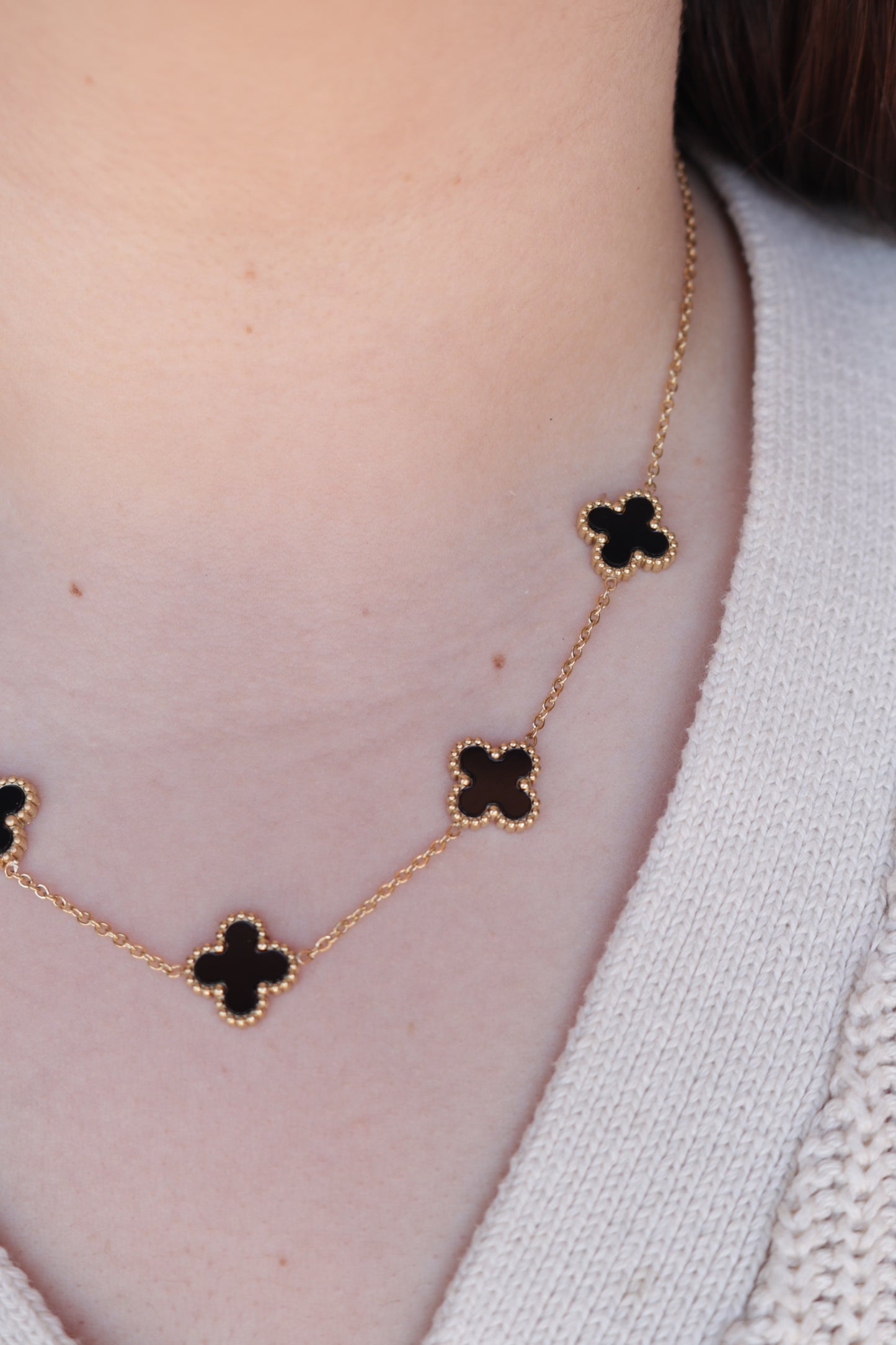 Colar de Aço Dourado de 5 Trevos Pretos