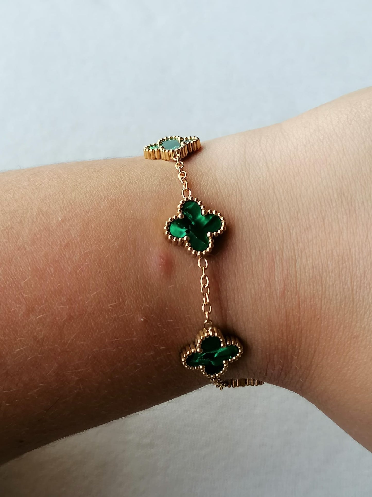 Pulseira de Aço Dourado de 5 Trevos Verdes Madrepérola