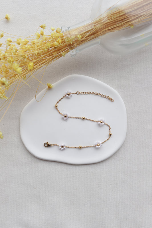 Pulseira de Aço Dourado de Pé com Flor Branca de Missangas