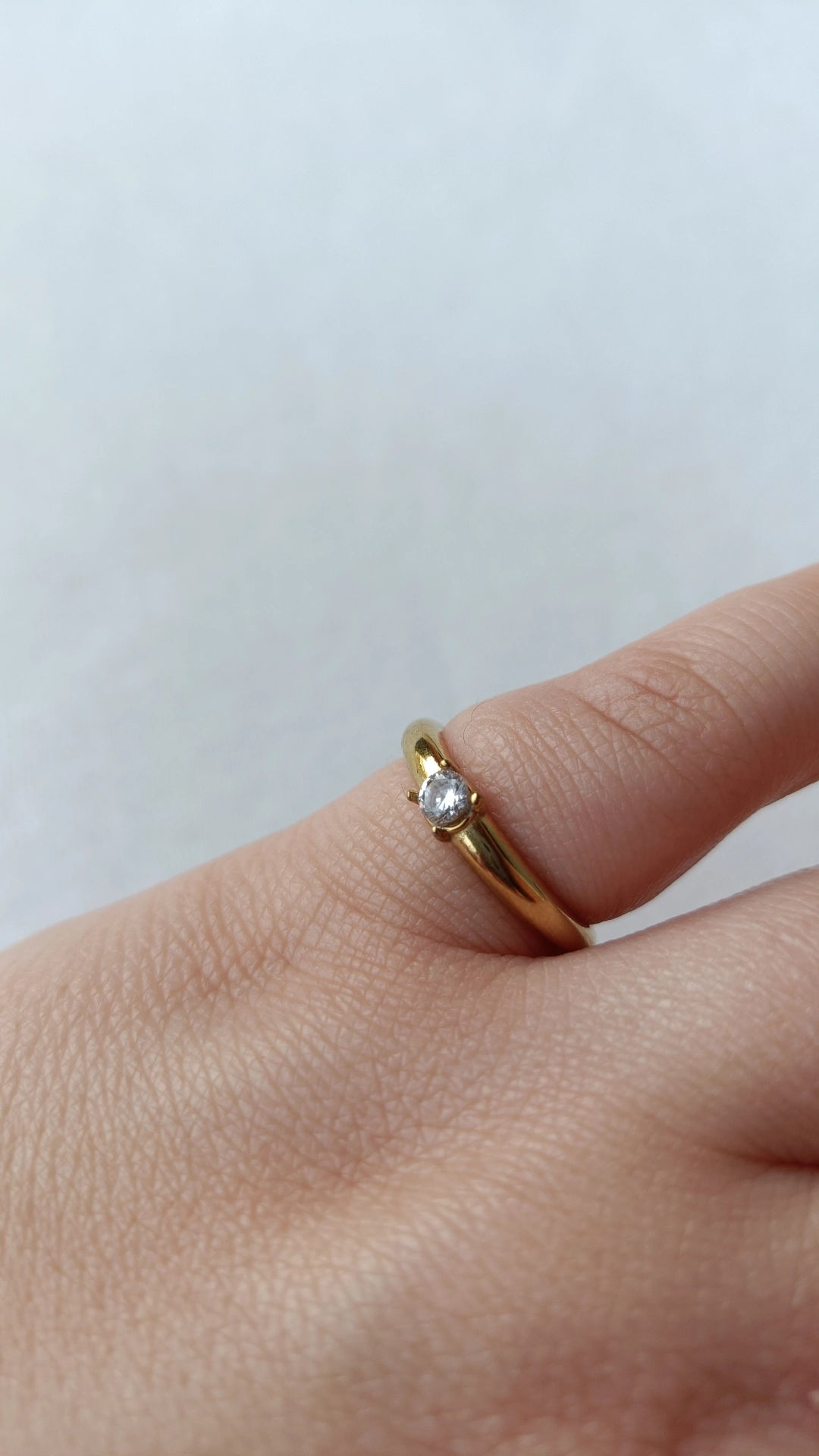 Anel de Aço Dourado Liso com Zircónia