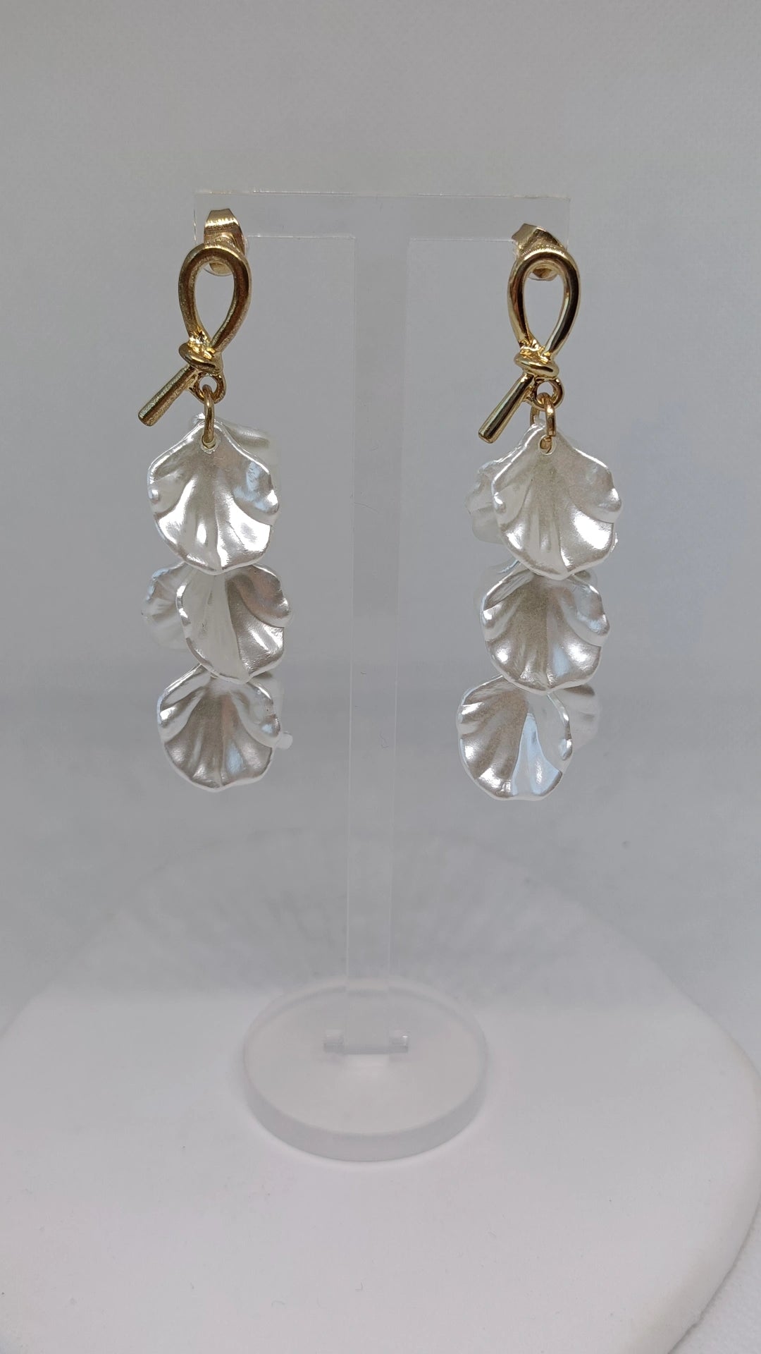 Brincos de Aço Dourado Compridos com Pétalas Madrepérola