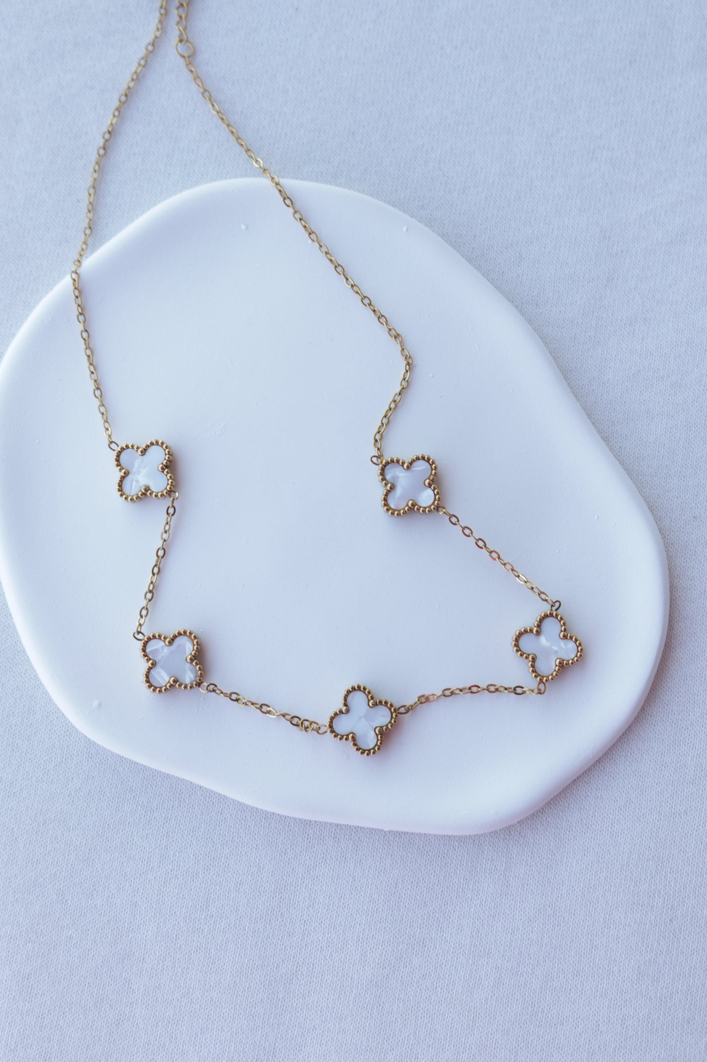 Colar de Aço Dourado de 5 Trevos Brancos