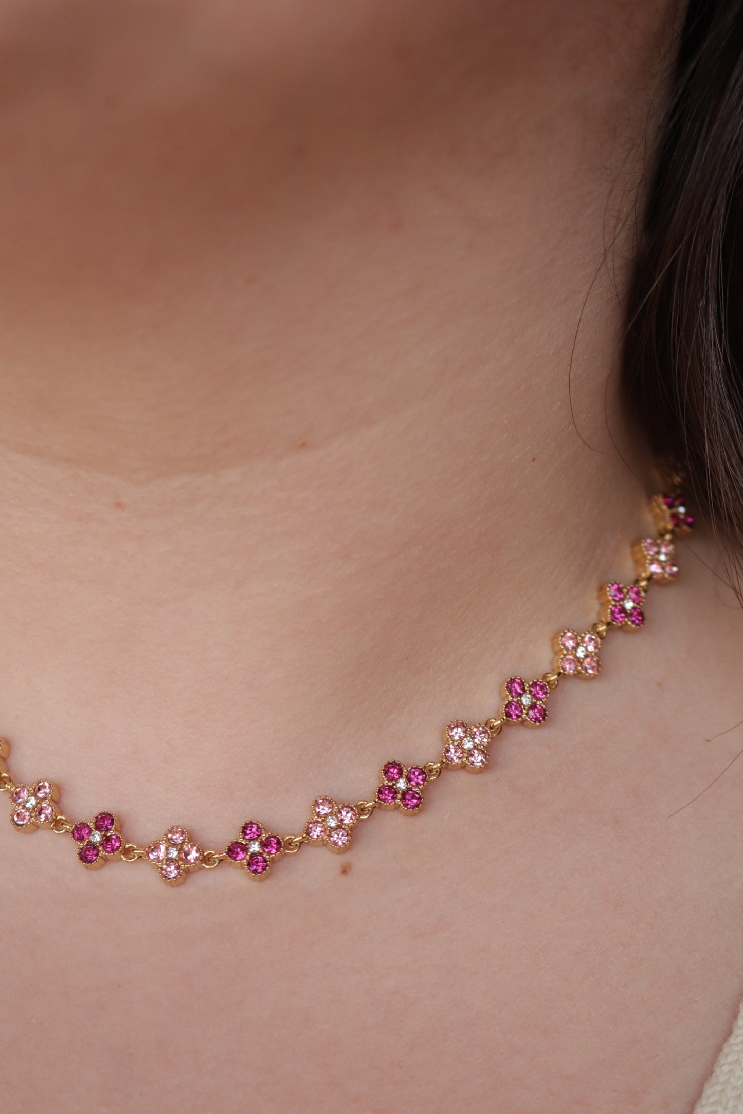 Colar de Aço Dourado Inspiração Swarovski de Trevo com Brilhantes Rosa