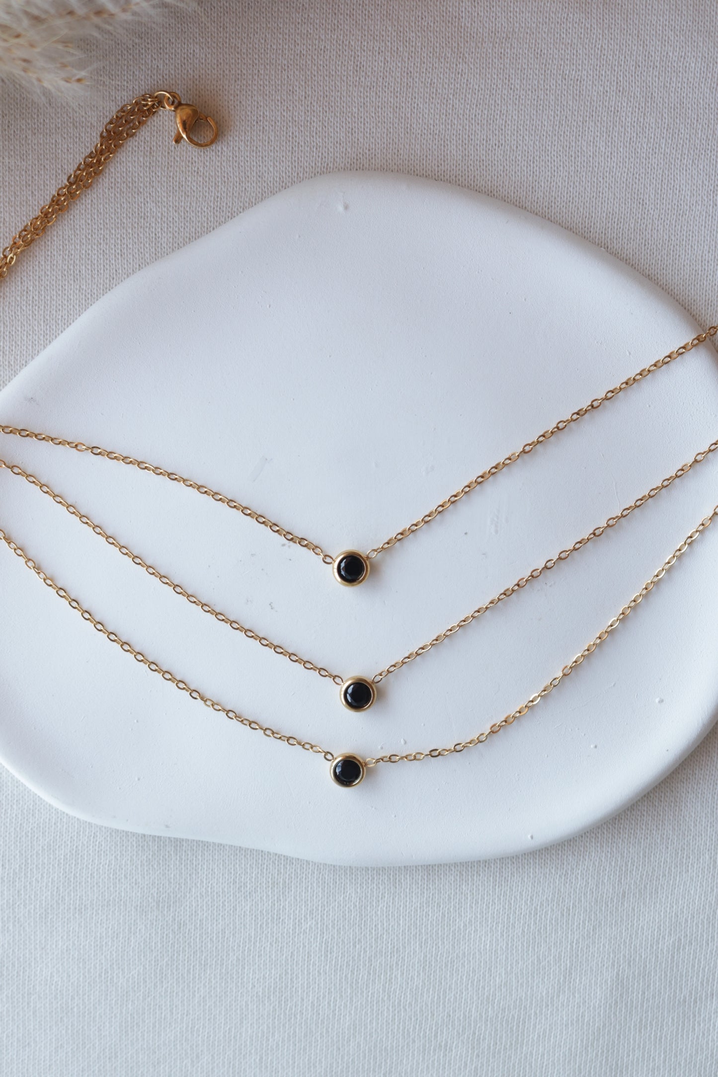 Colar de Aço Dourado Triplo com Zircónias Pretas