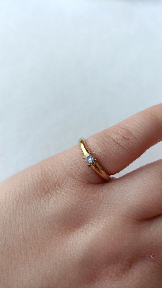 Anel de Aço Dourado Liso com Zircónia