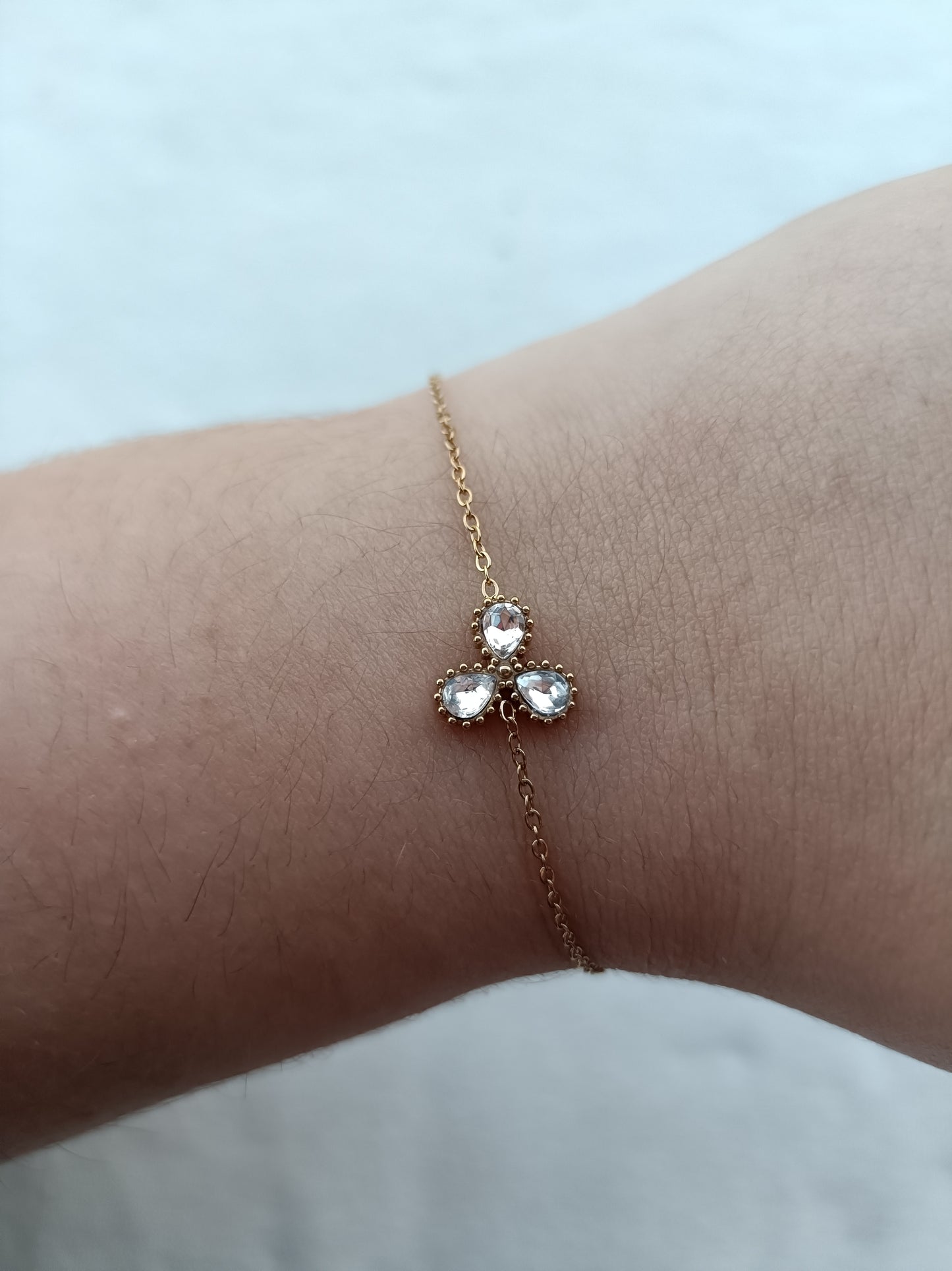 Colar de Aço Dourado com 3 Brilhantes