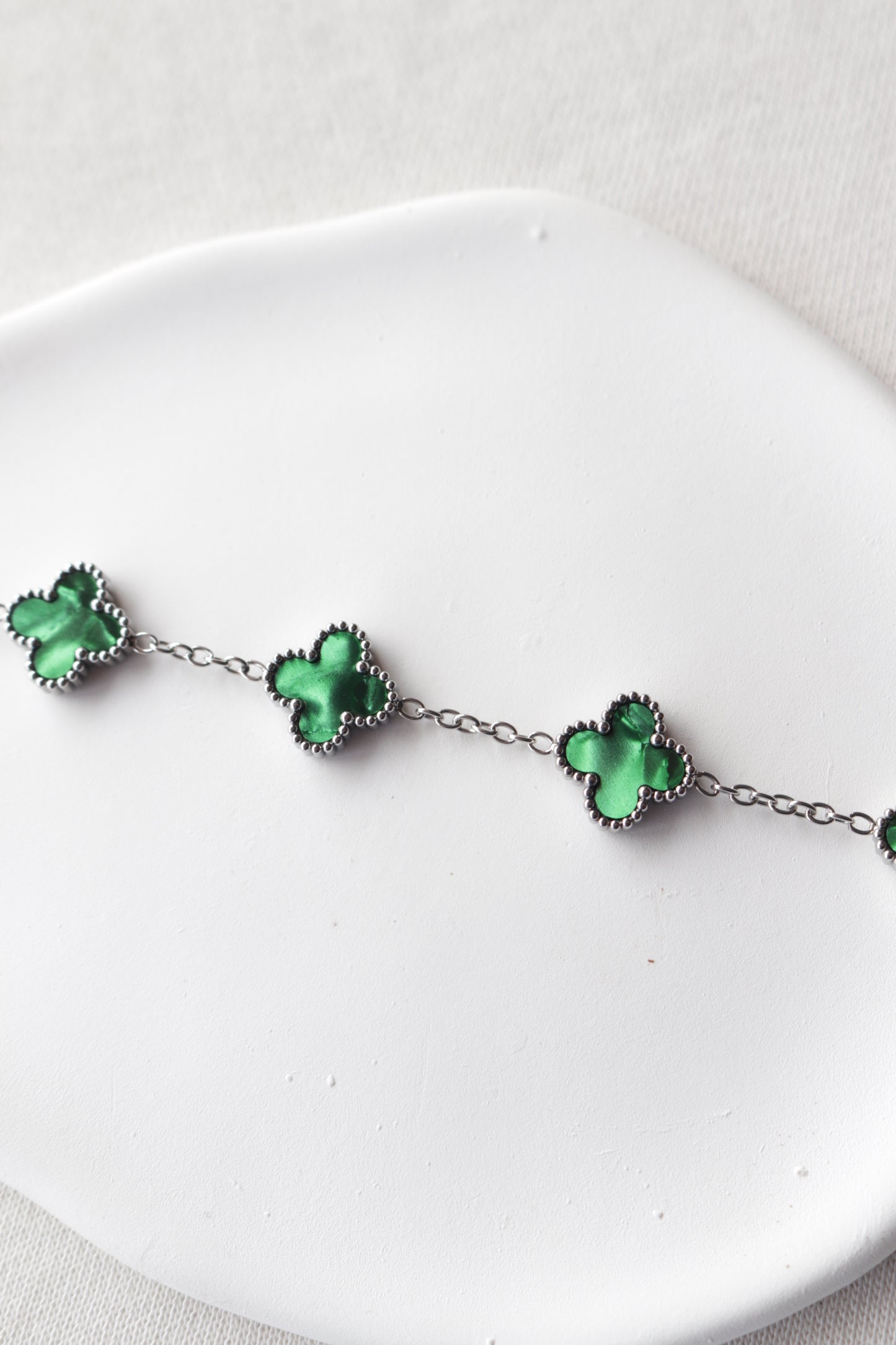 Pulseira de Aço Prateado de 5 Trevos Verdes Madrepérola