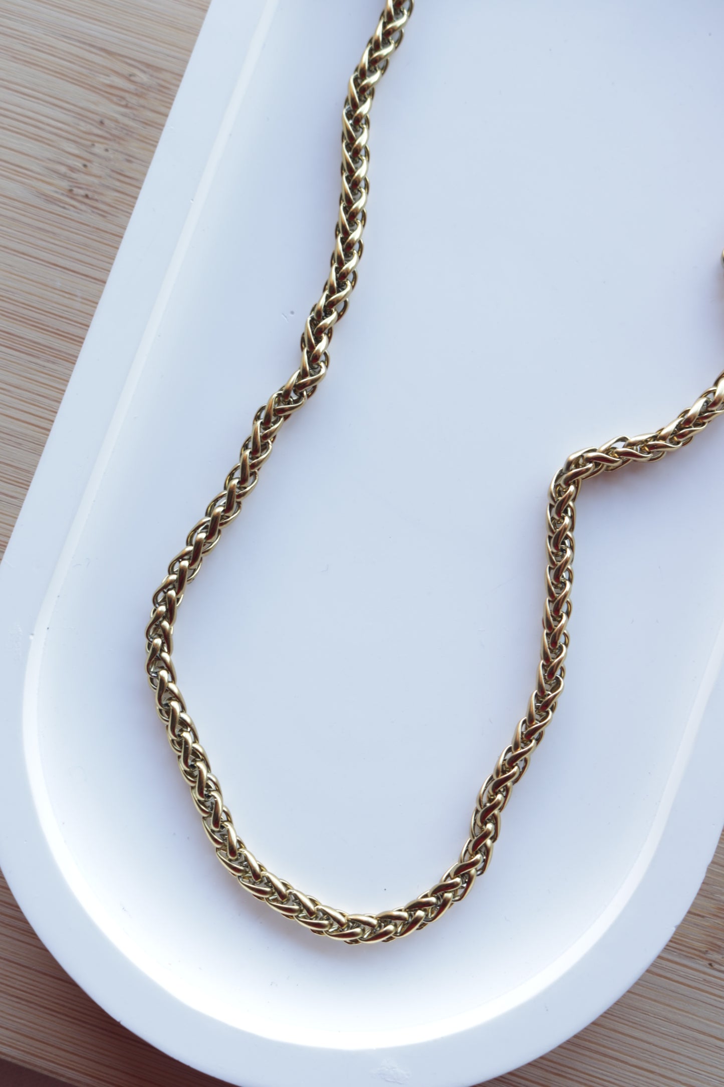 Colar de Aço Dourado Entrelaçado