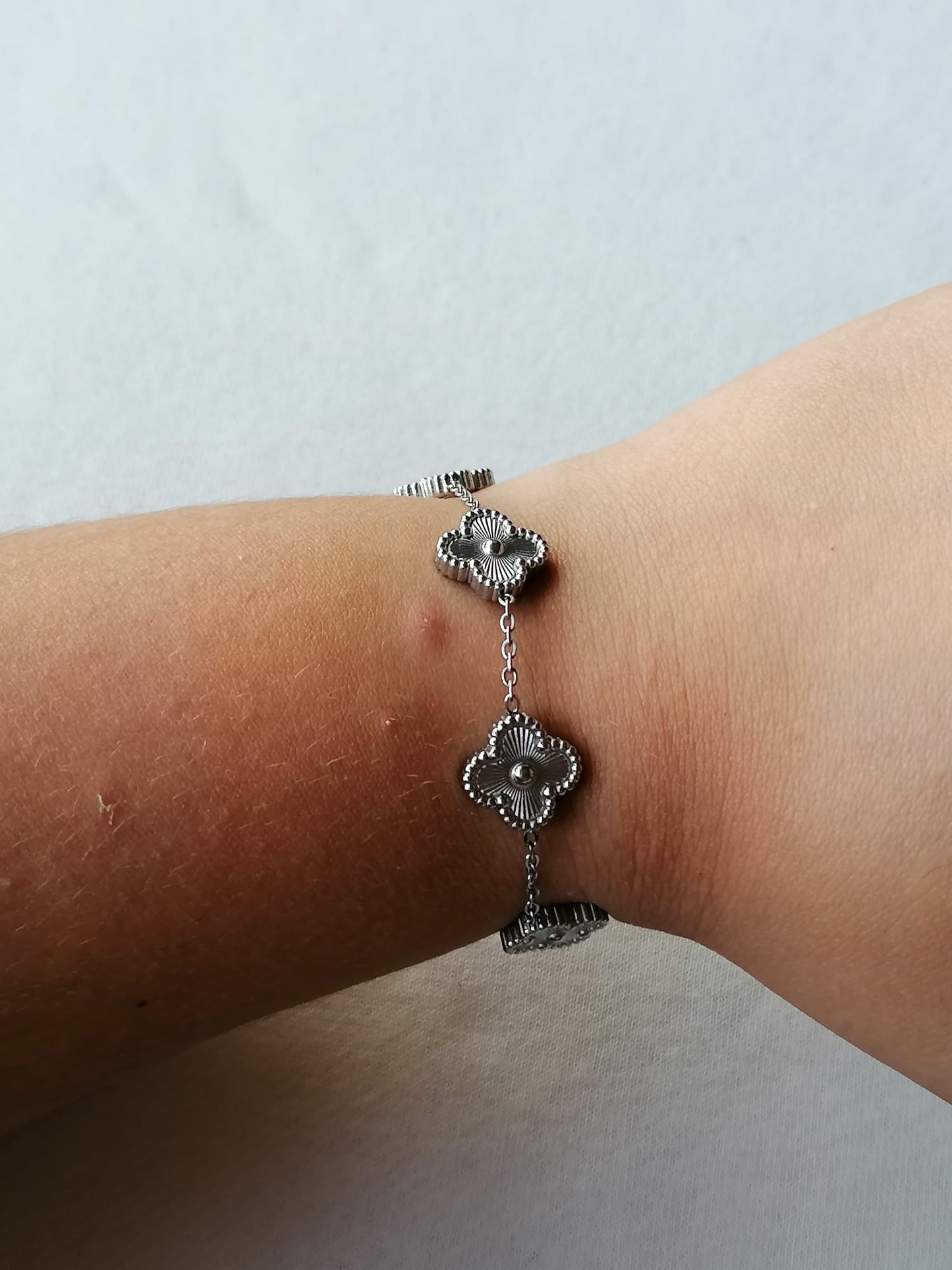 Pulseira de Aço Prateado de 5 Trevos