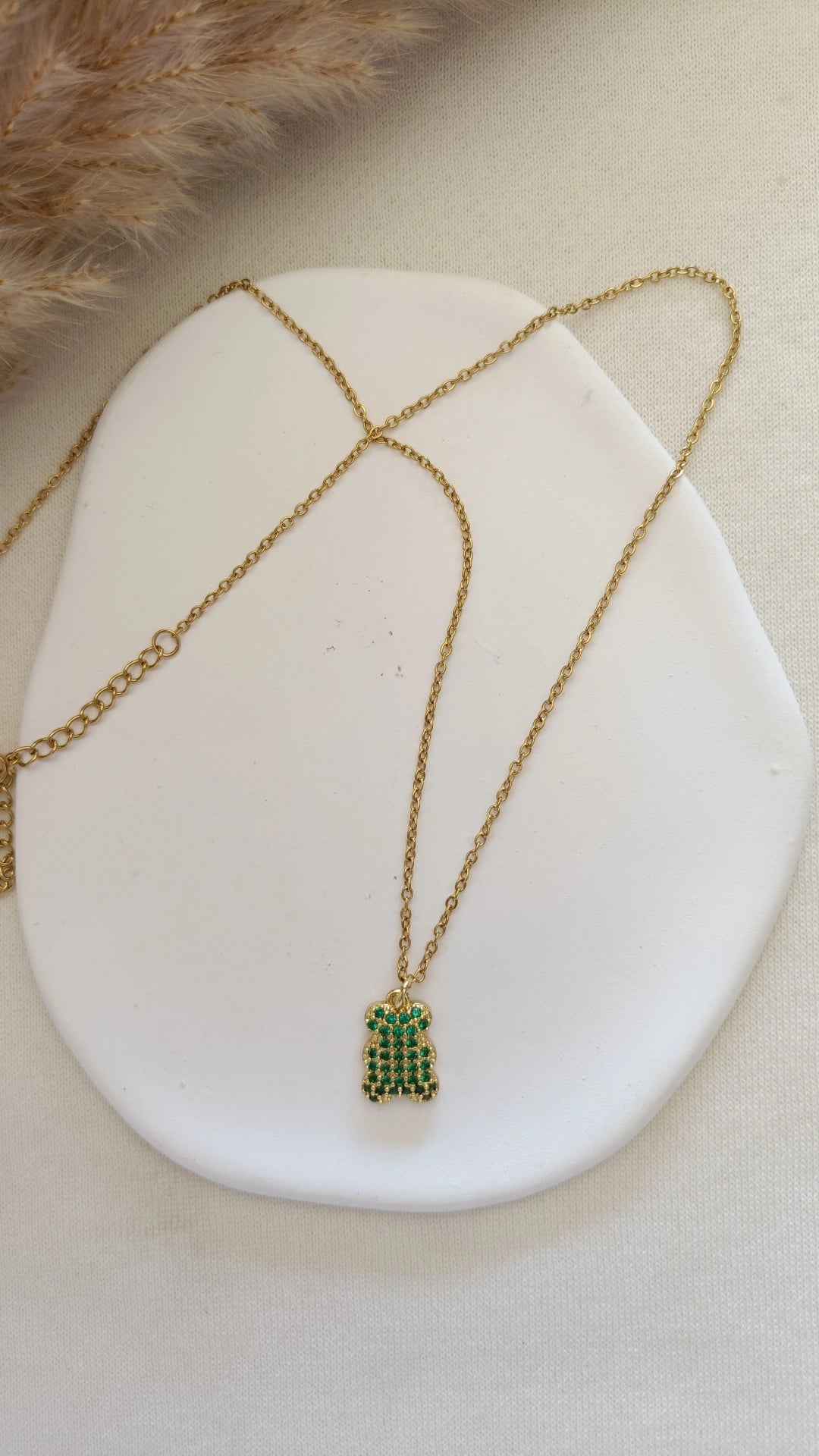 Colar de Aço Dourado de Urso com Brilhantes Verdes