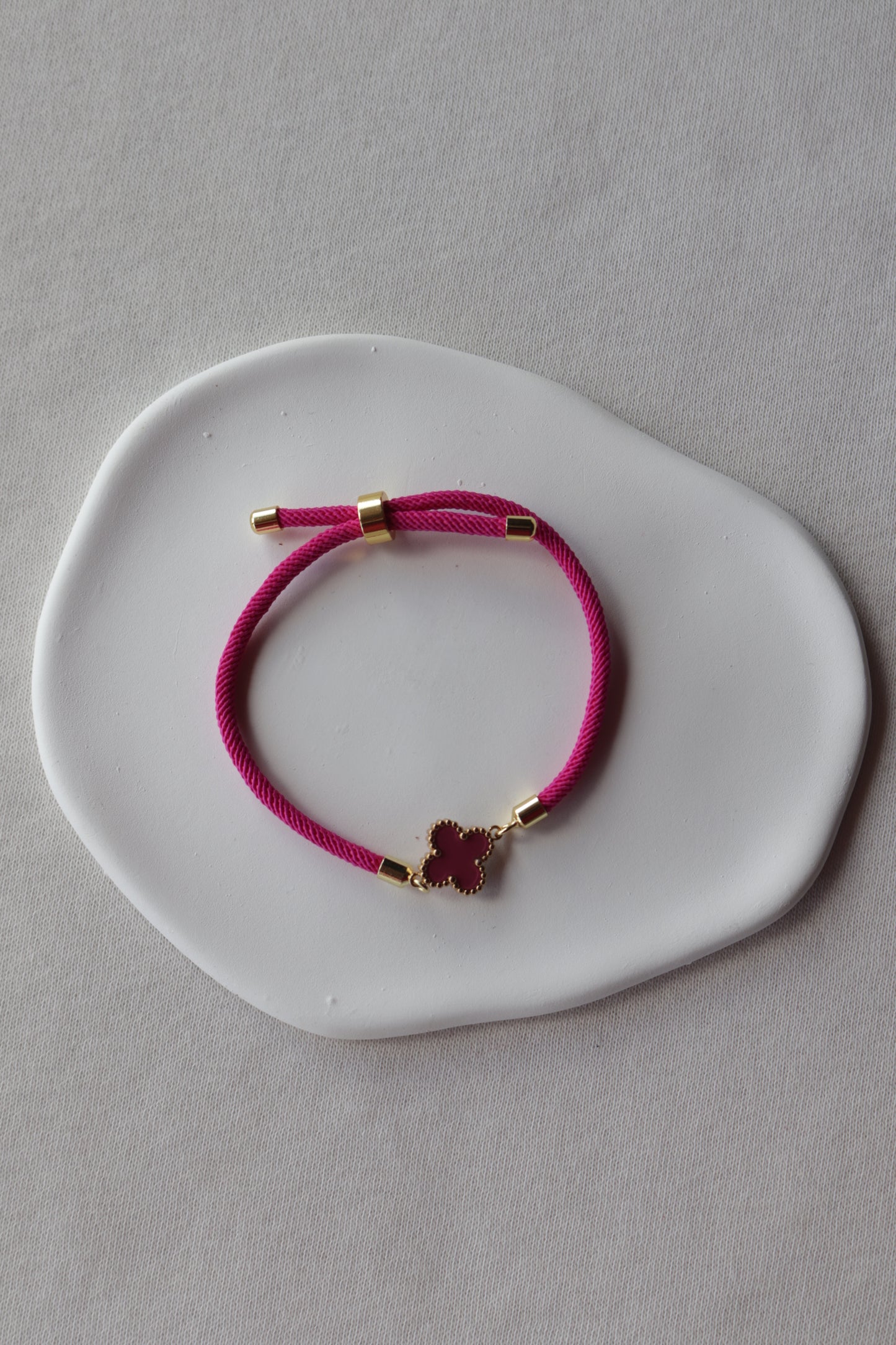 Pulseira de Aço Dourado com Cordão + Trevo Rosa