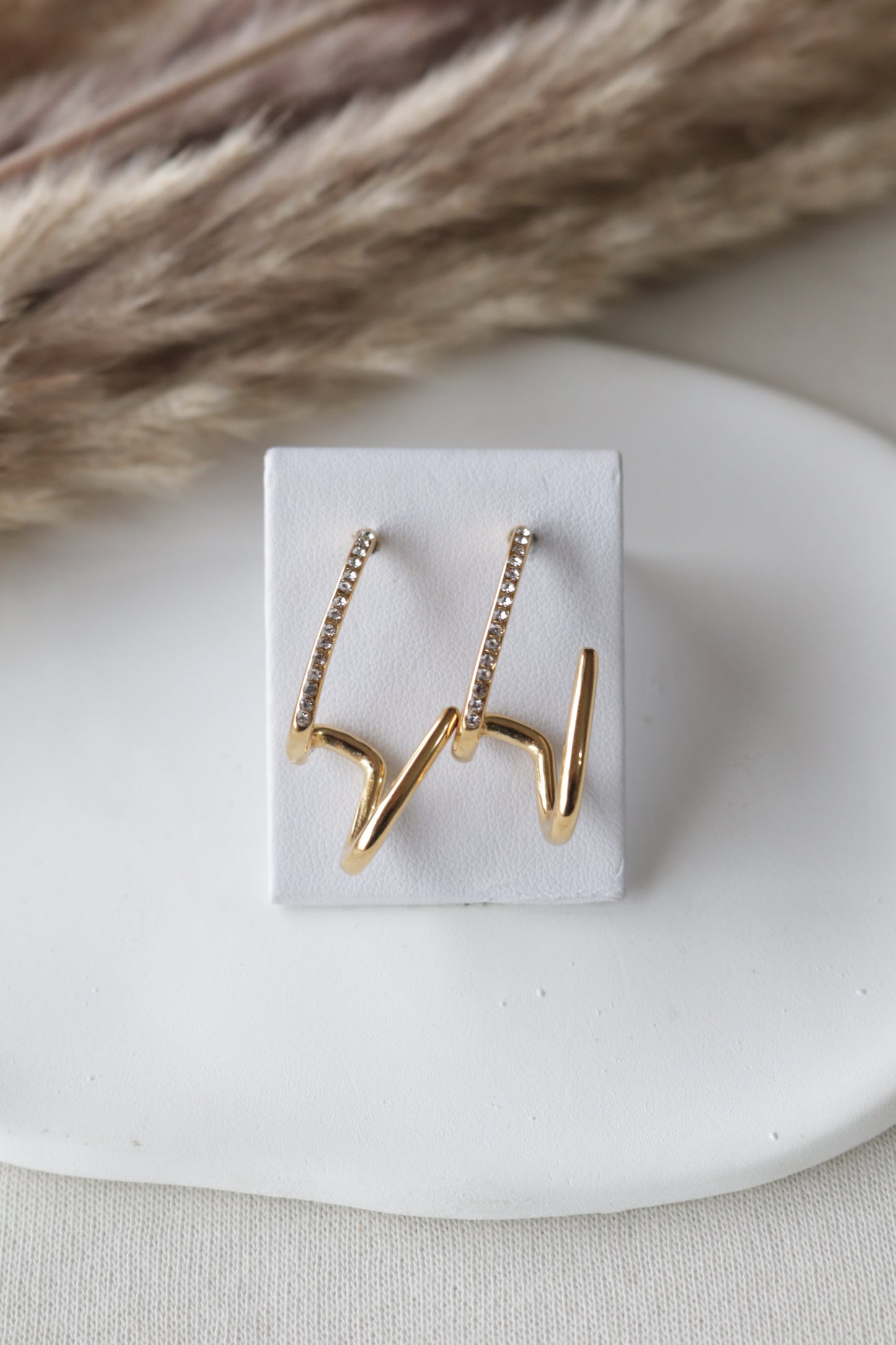 Brincos de Aço Dourado Ondulado com Zircônias