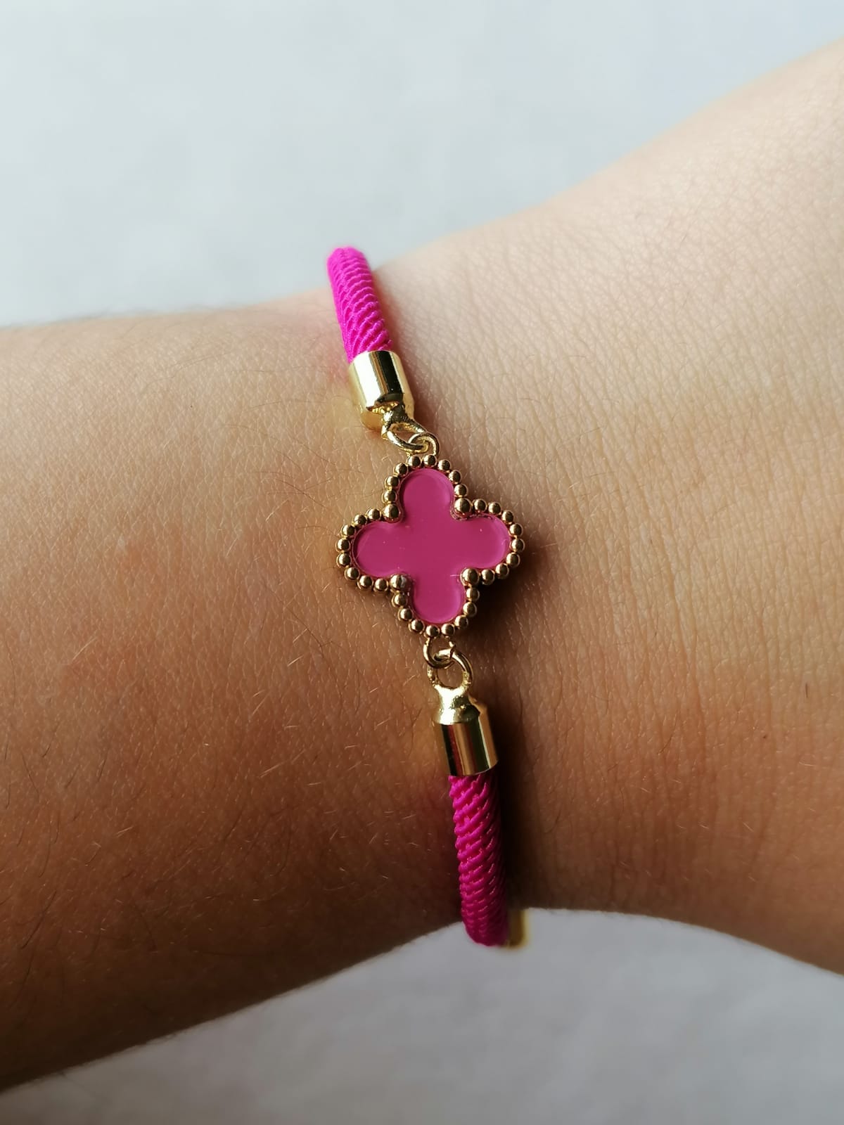 Pulseira de Aço Dourado com Cordão + Trevo Rosa