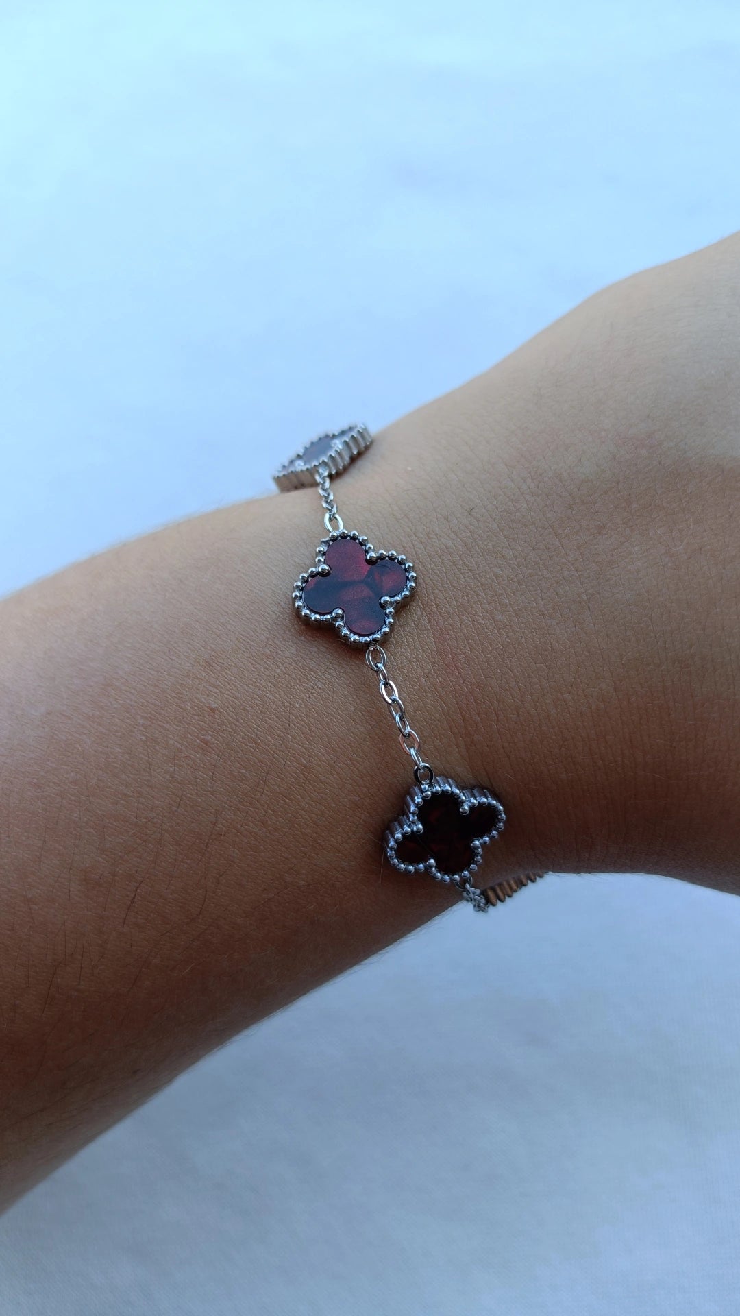 Pulseira de Aço Prateado de 5 Trevos Vermelhos Madrepérola