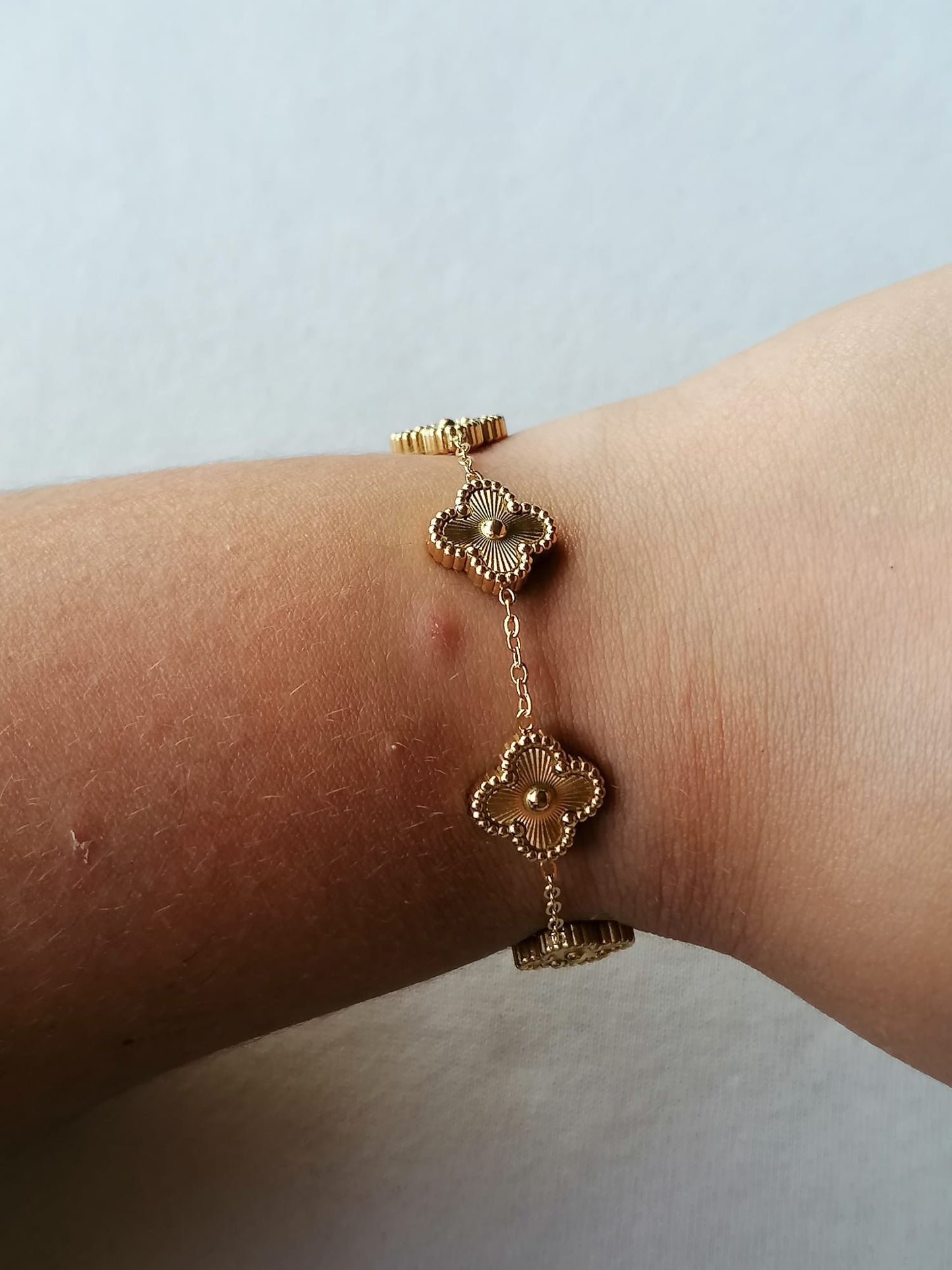 Pulseira de Aço Dourado de 5 Trevos