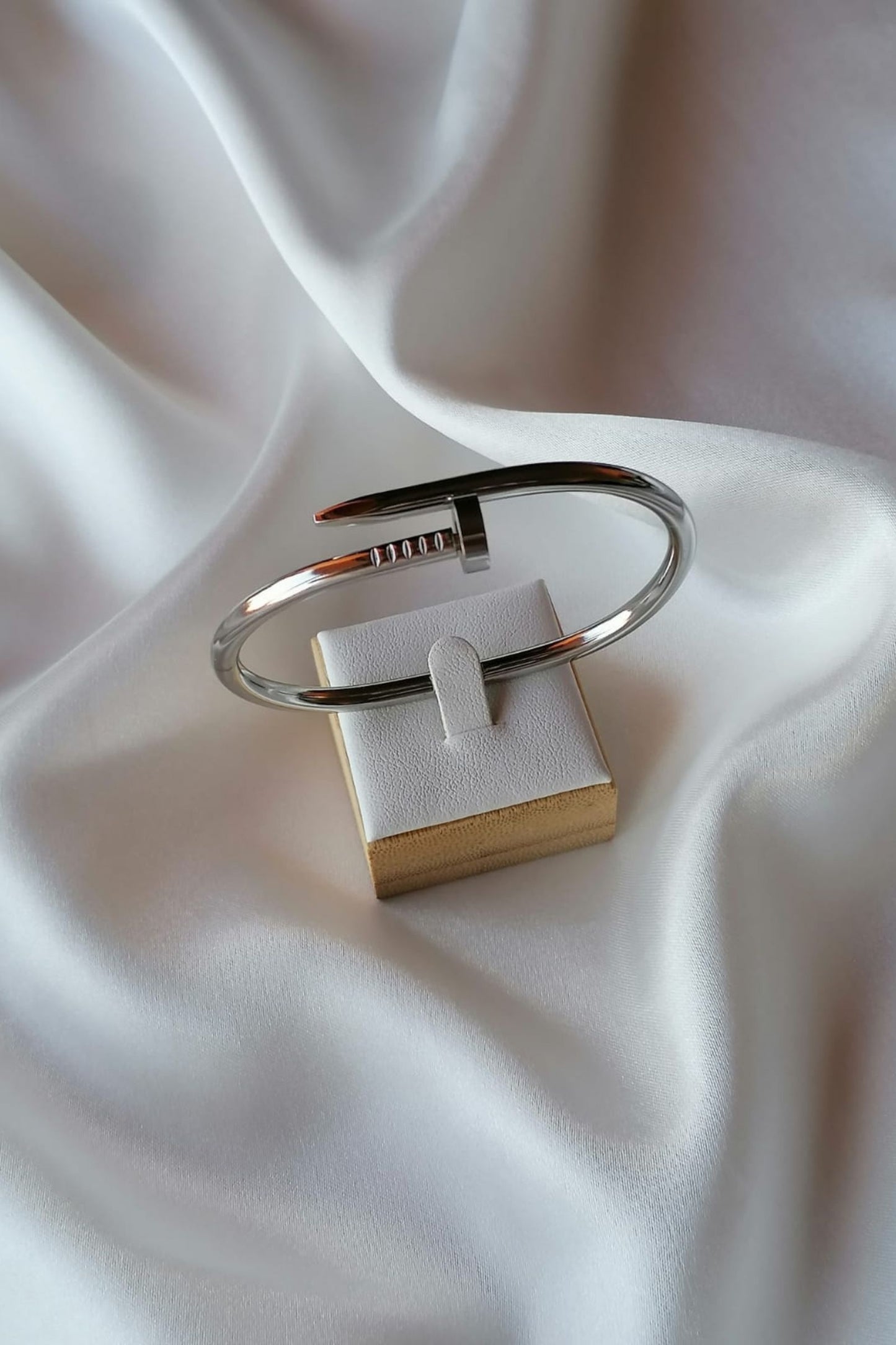 Pulseira de Aço Prateado de Prego Simples