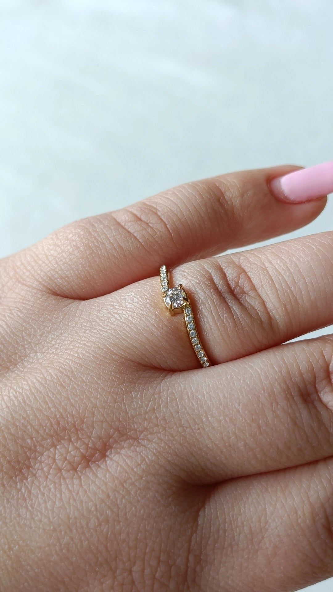 Anel de Aço Dourado Quebrado com Zircónias