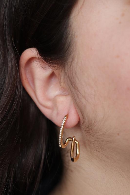 Brincos de Aço Dourado Ondulado com Zircônias
