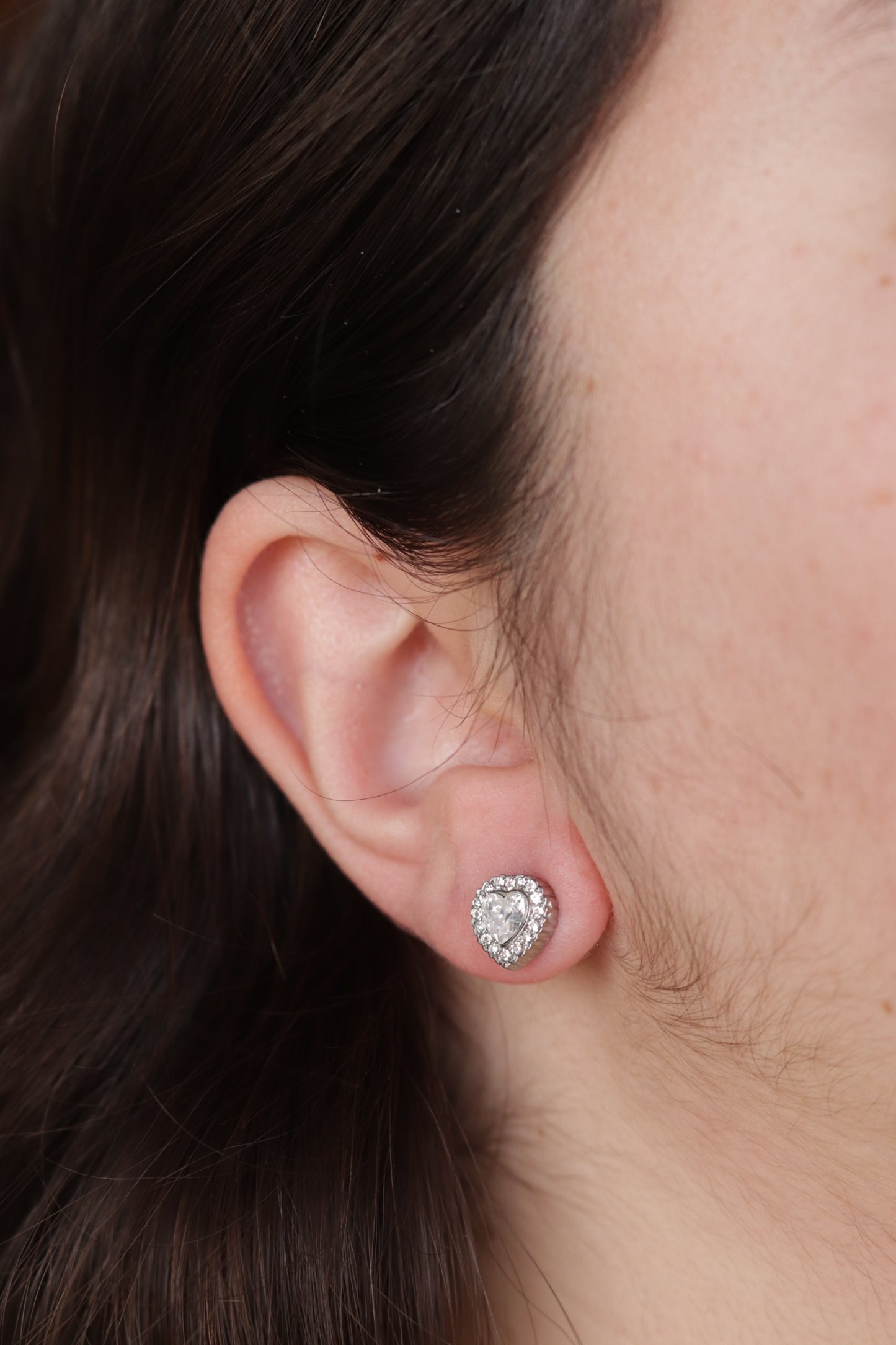 Brincos de Aço Prateado Inspiração Swarovski de Coração com Brilhantes à Volta