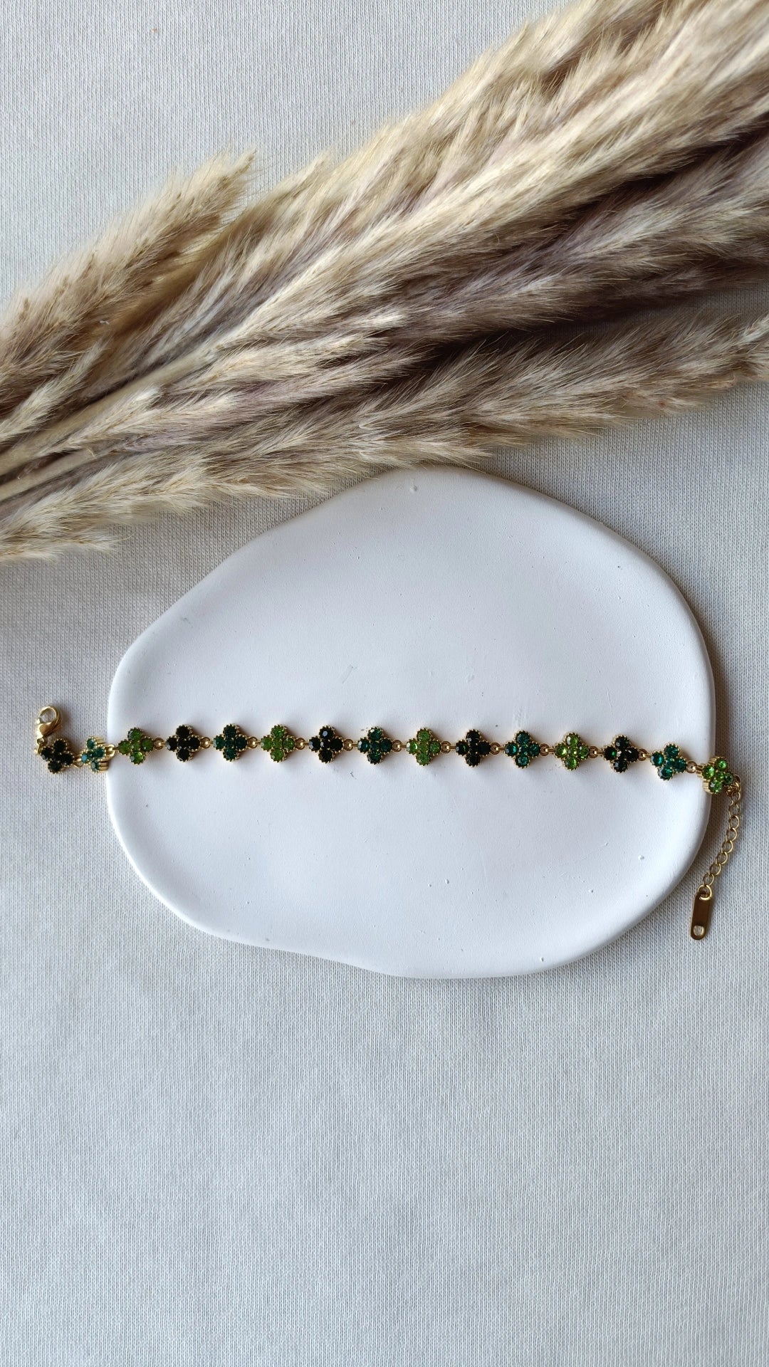 Pulseira de Aço Dourado Inspiração Swarovski de Trevo com Brilhantes Verdes
