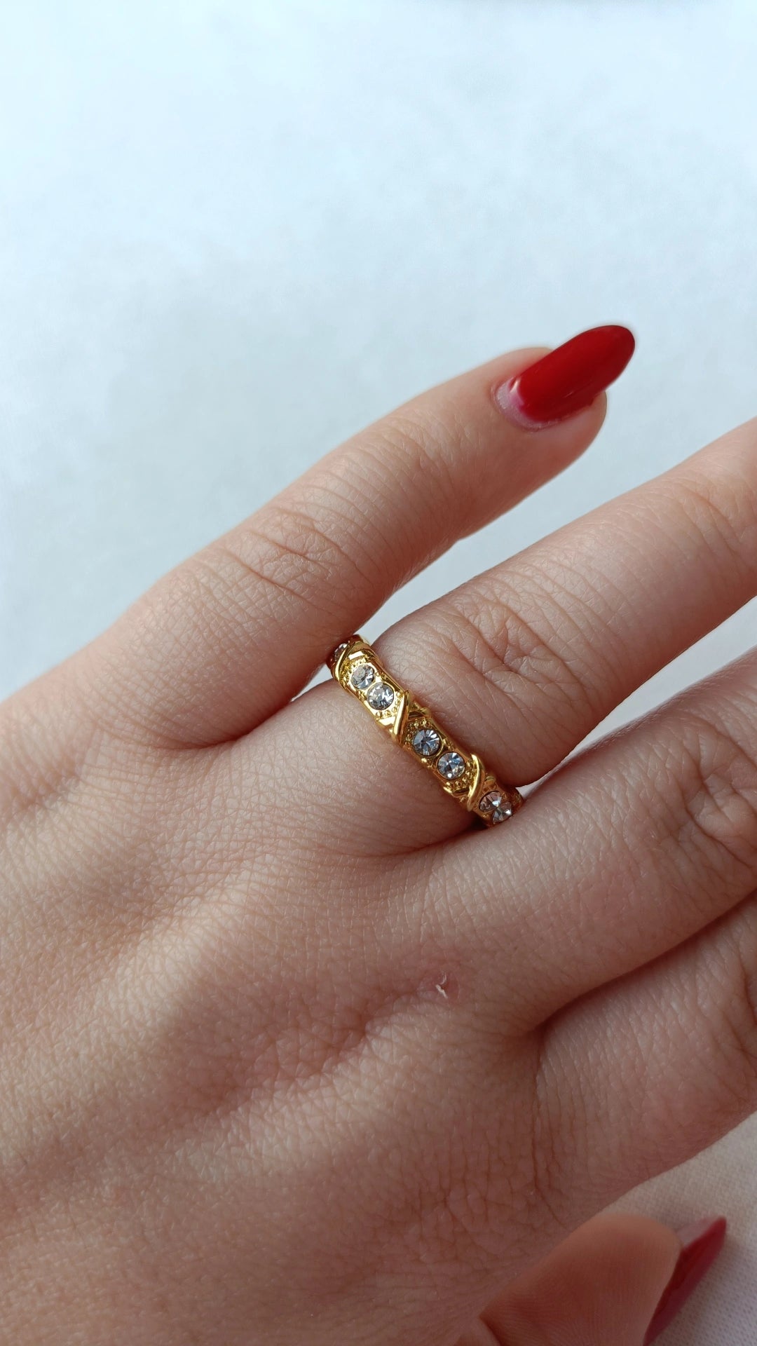 Anel de Aço Dourado com Brilhantes