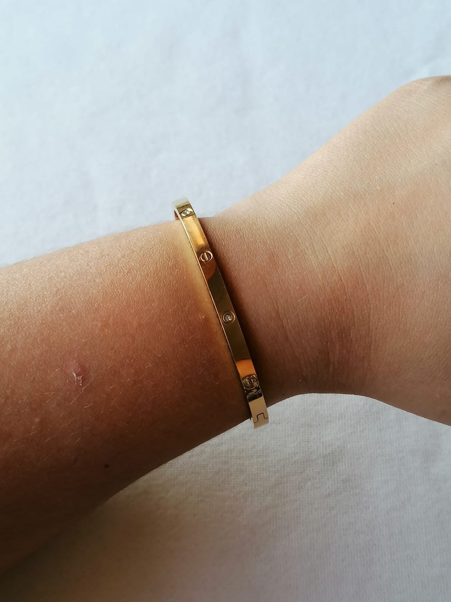 Pulseira de Aço Dourado Rígida com Brilhantes Fina