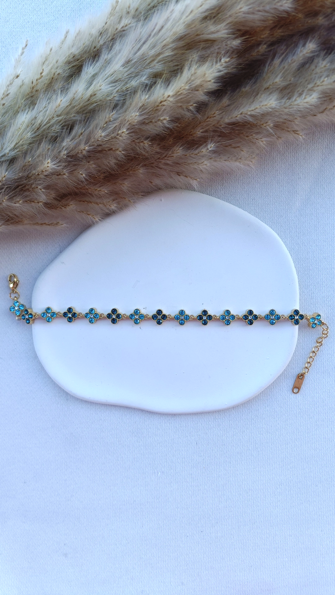 Pulseira de Aço Dourado Inspiração Swarovski de Trevo com Brilhantes Azuis