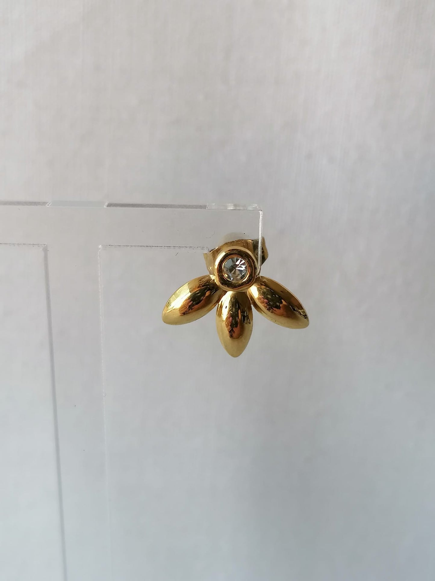 Brincos de Aço Dourado com Flor de 3 Pétalas