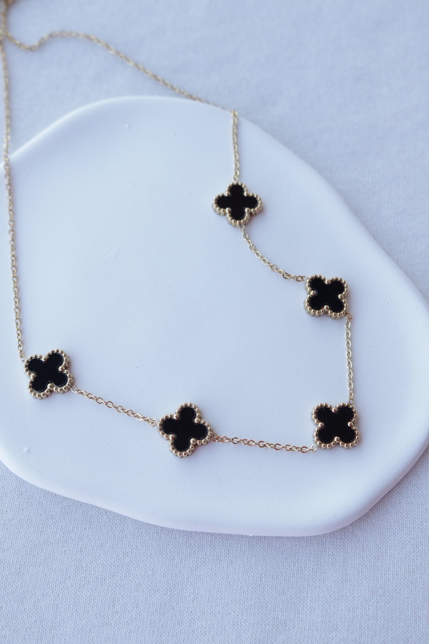 Colar de Aço Dourado de 5 Trevos Pretos