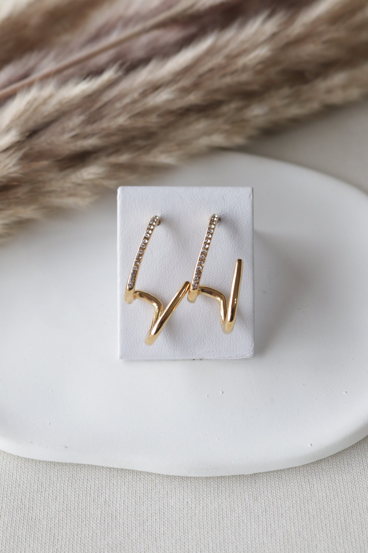 Brincos de Aço Dourado Ondulado com Zircônias