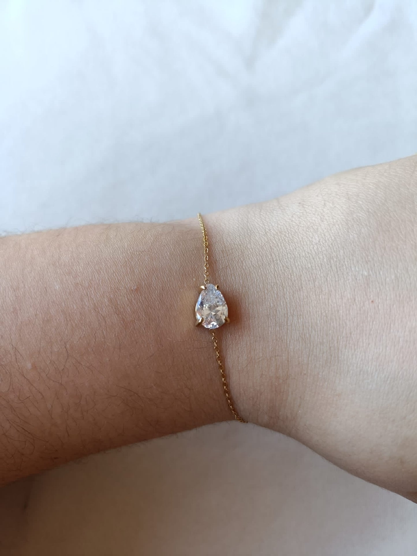 Pulseira de Aço Dourado com Zircónica Branca de Gota