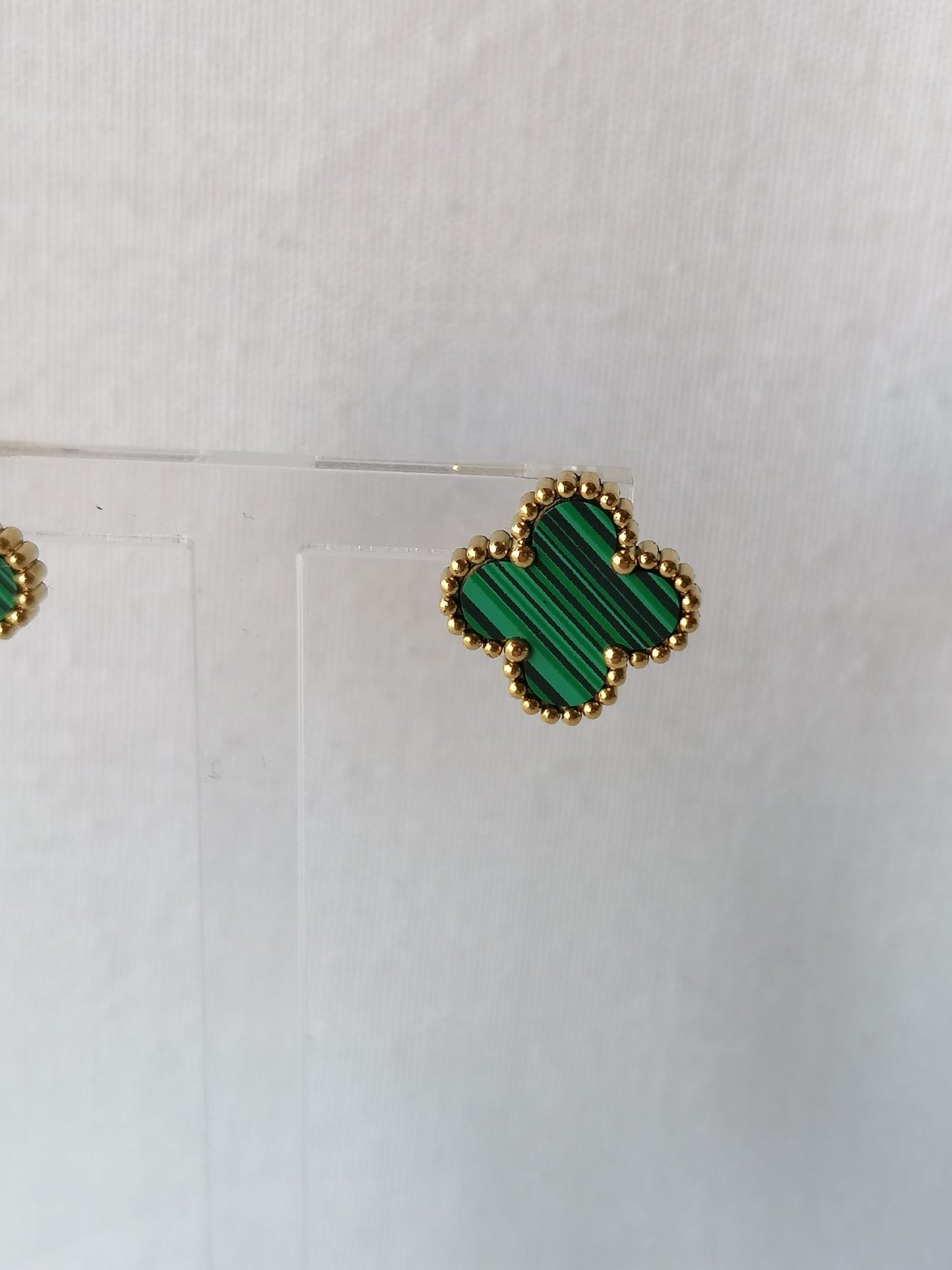 Brincos de Aço Dourado de Trevo Verde