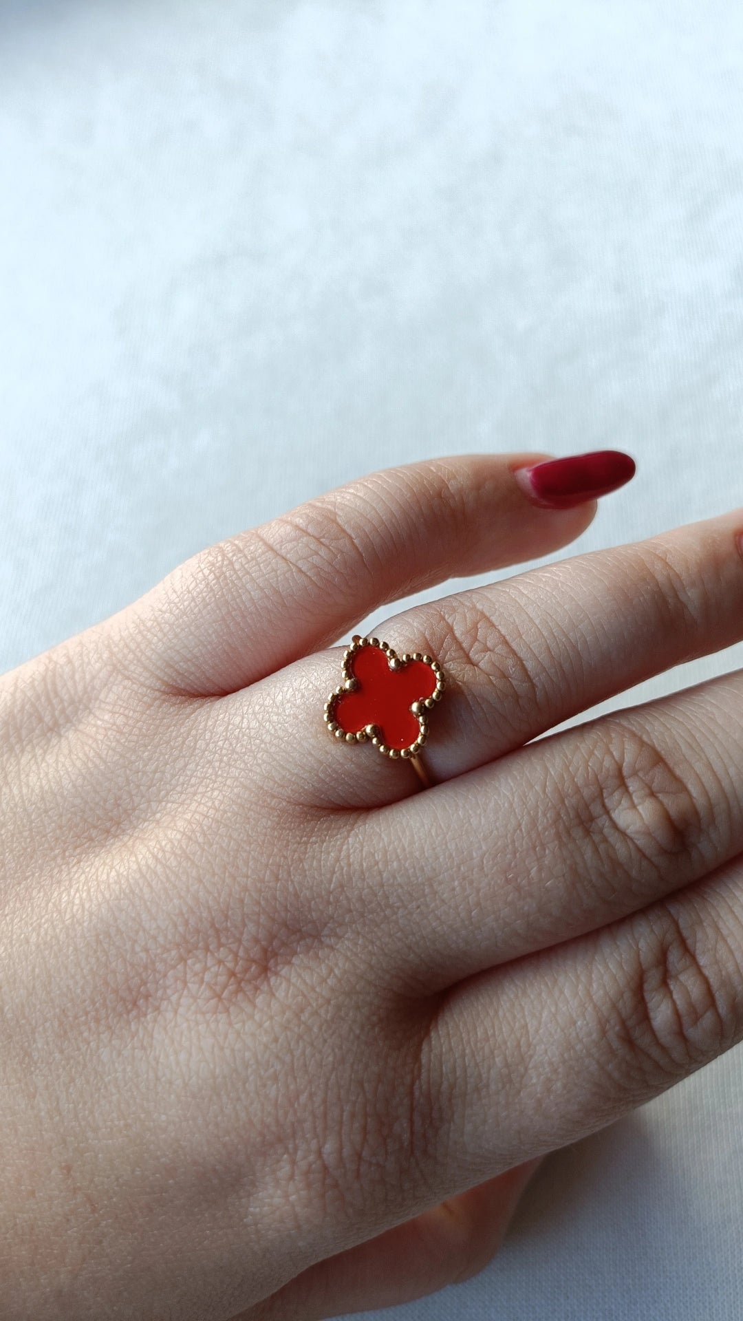Anel de Aço Dourado de Trevo Vermelho