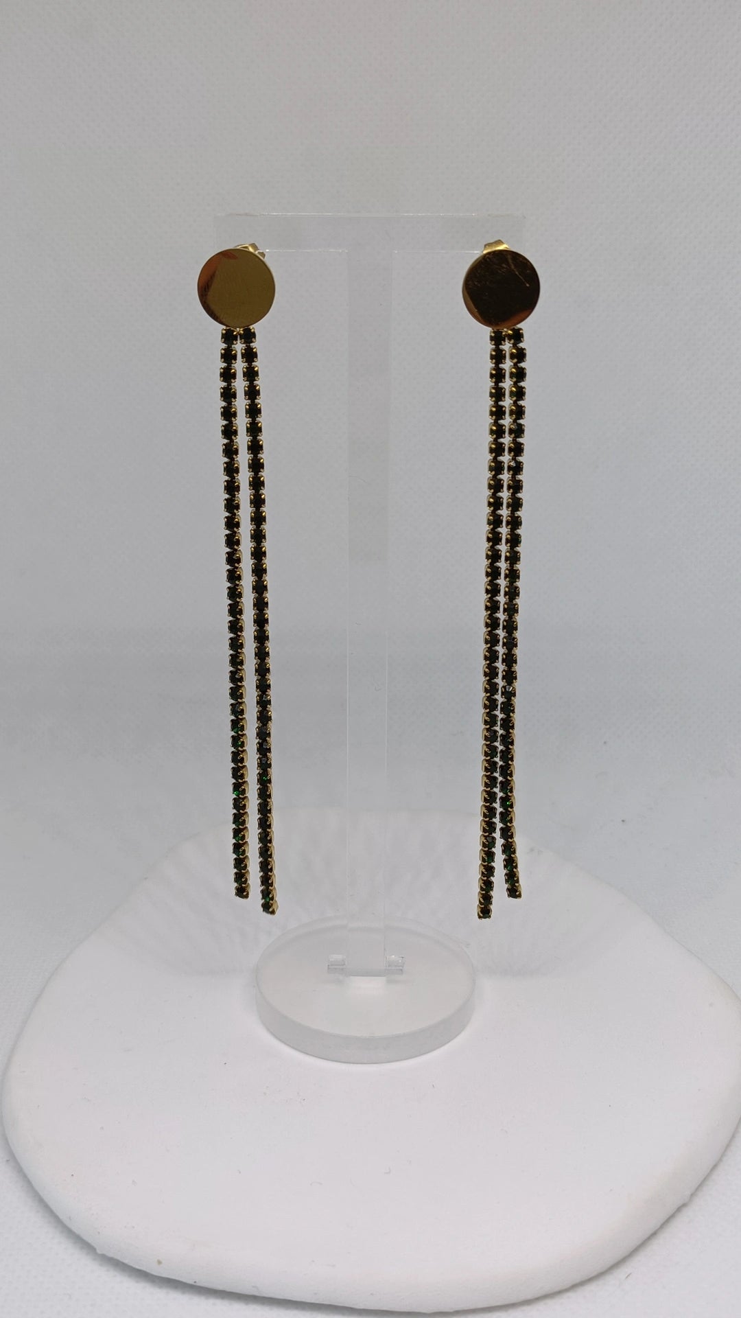 Brincos de Aço Dourado Compridos com Brilhantes Verdes