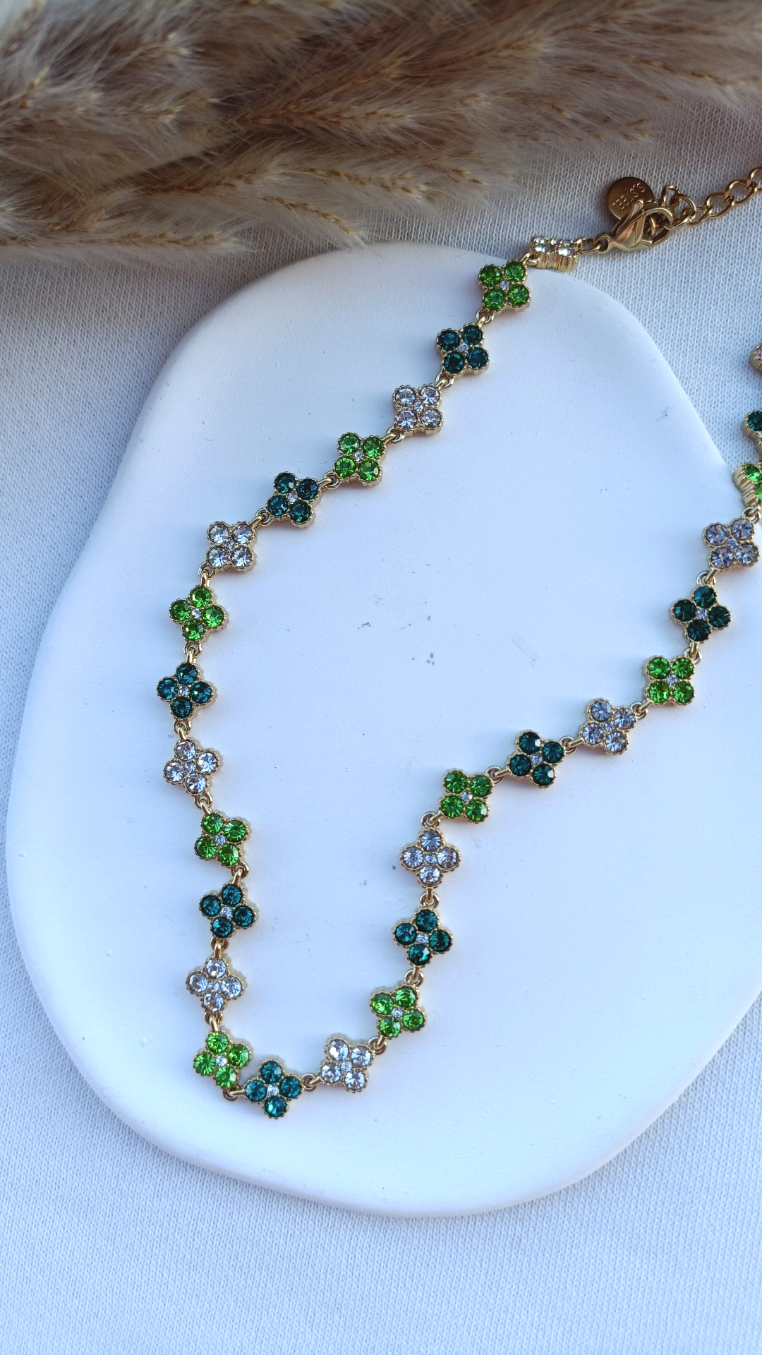 Colar de Aço Dourado Inspiração Swarovski de Trevo com Brilhantes Verdes