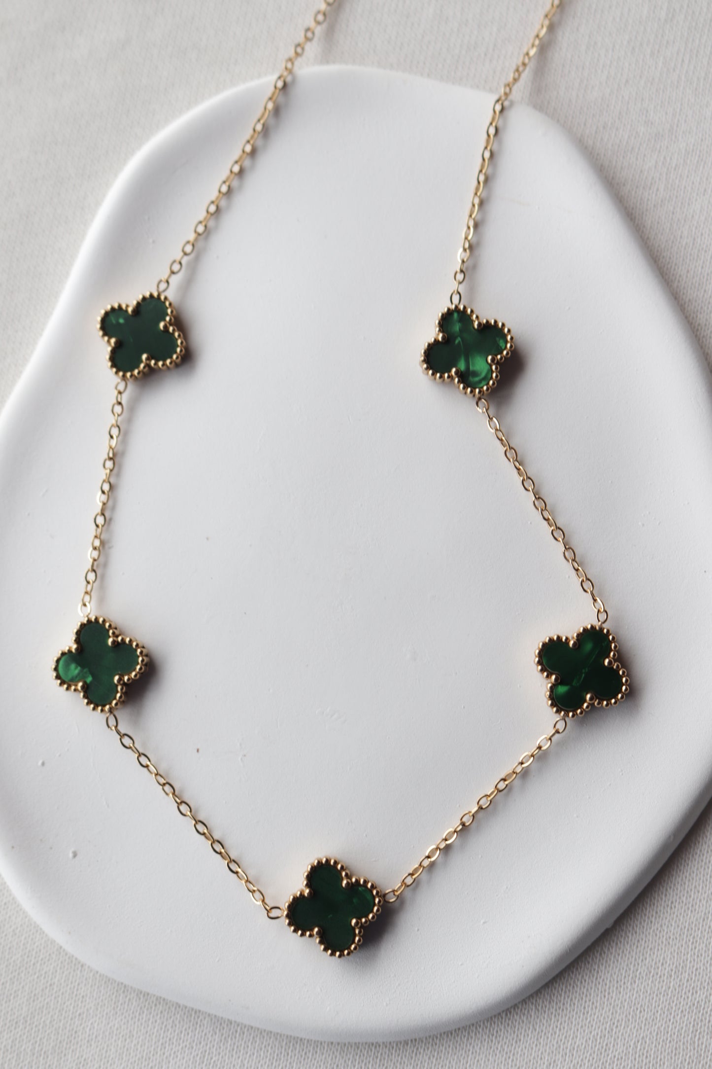Colar de Aço Dourado de 5 Trevos Verdes Madrepérola