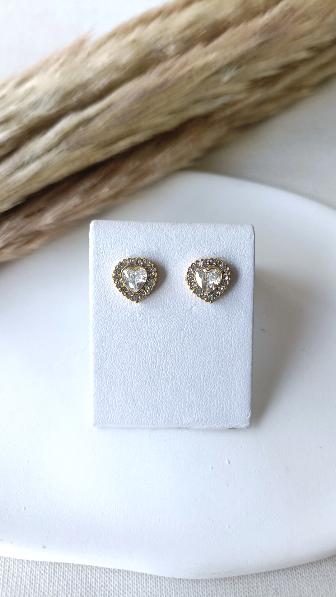 Brincos de Aço Dourado Inspiração Swarovski de Coração com Brilhantes à Volta