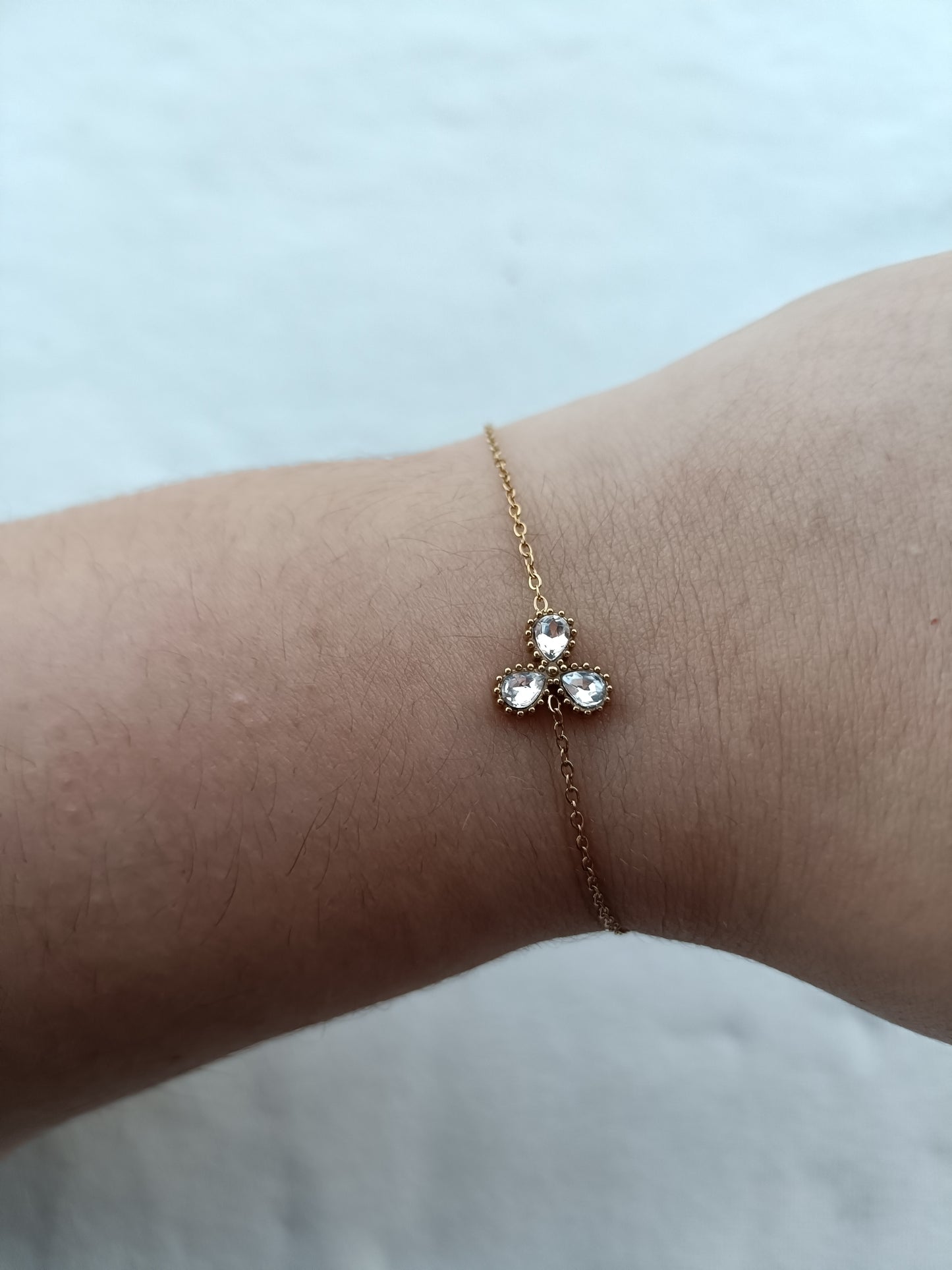 Colar de Aço Dourado com 3 Brilhantes