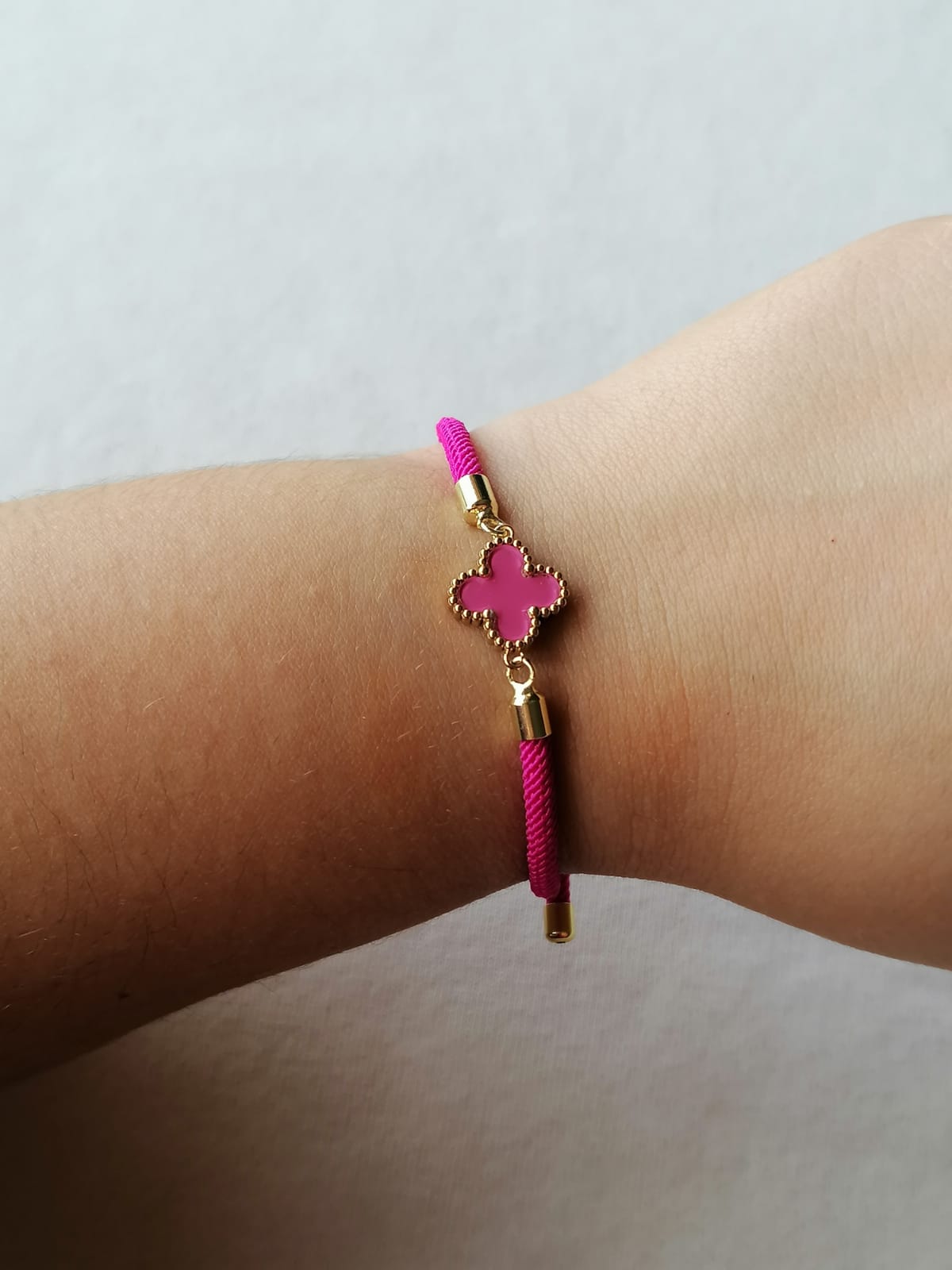 Pulseira de Aço Dourado com Cordão + Trevo Rosa