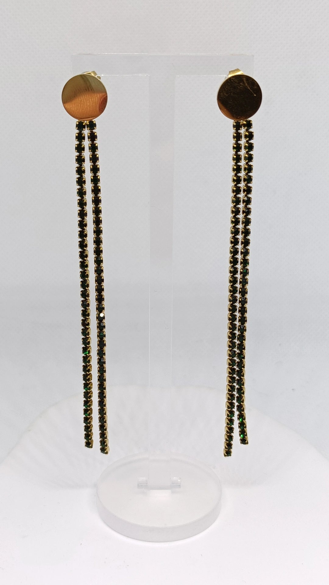 Brincos de Aço Dourado Compridos com Brilhantes Verdes