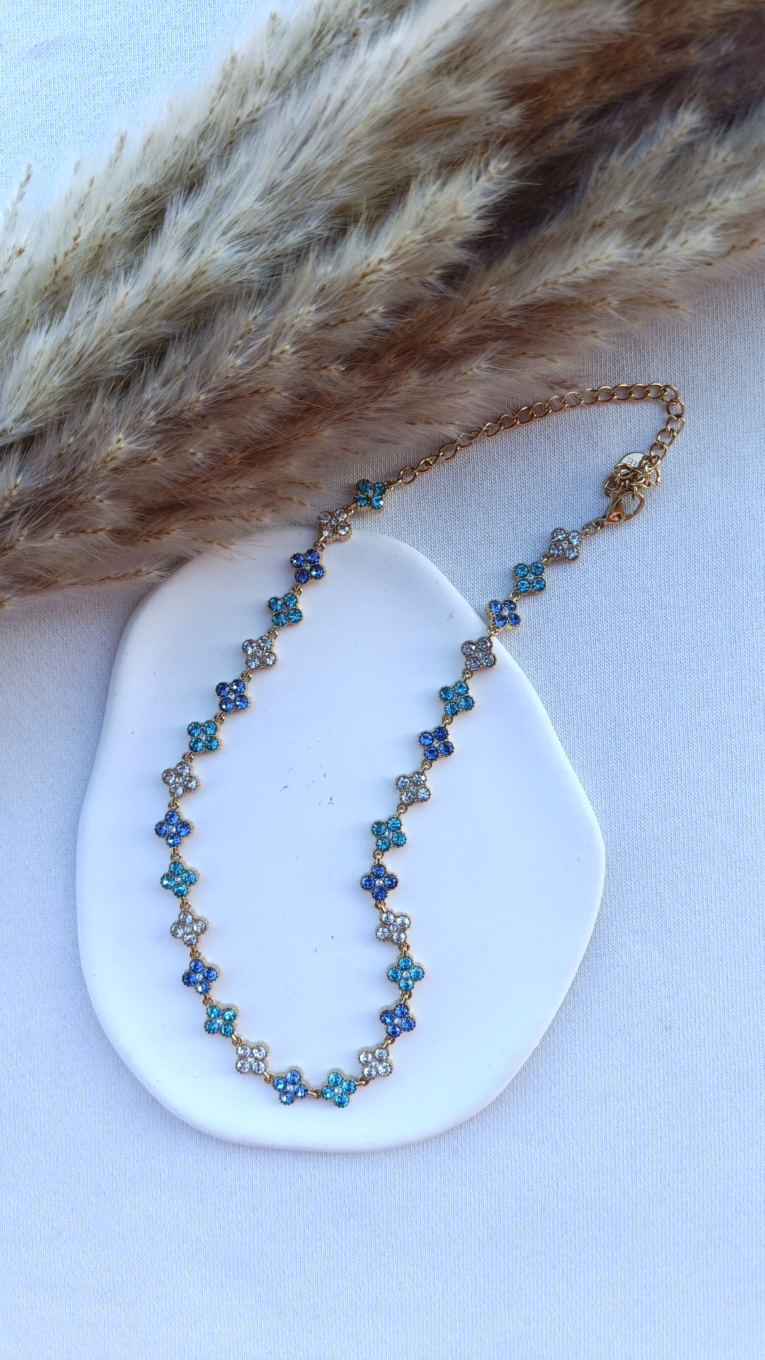 Colar de Aço Dourado Inspiração Swarovski de Trevo com Brilhantes Azuis