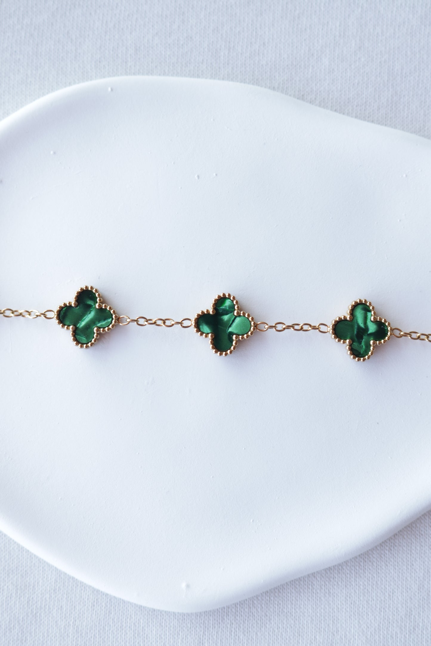 Pulseira de Aço Dourado de 5 Trevos Verdes Madrepérola