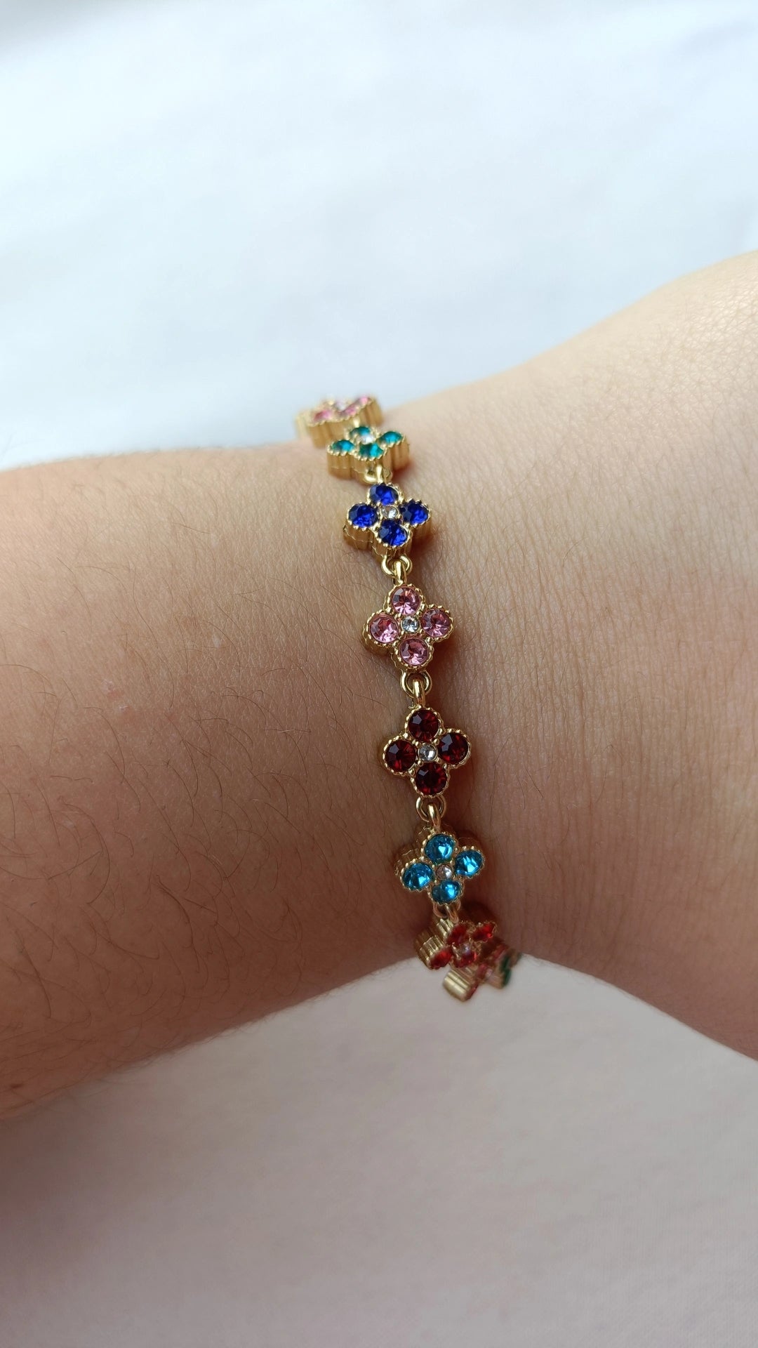 Pulseira de Aço Dourado Inspiração Swarovski de Trevo com Brilhantes Coloridos