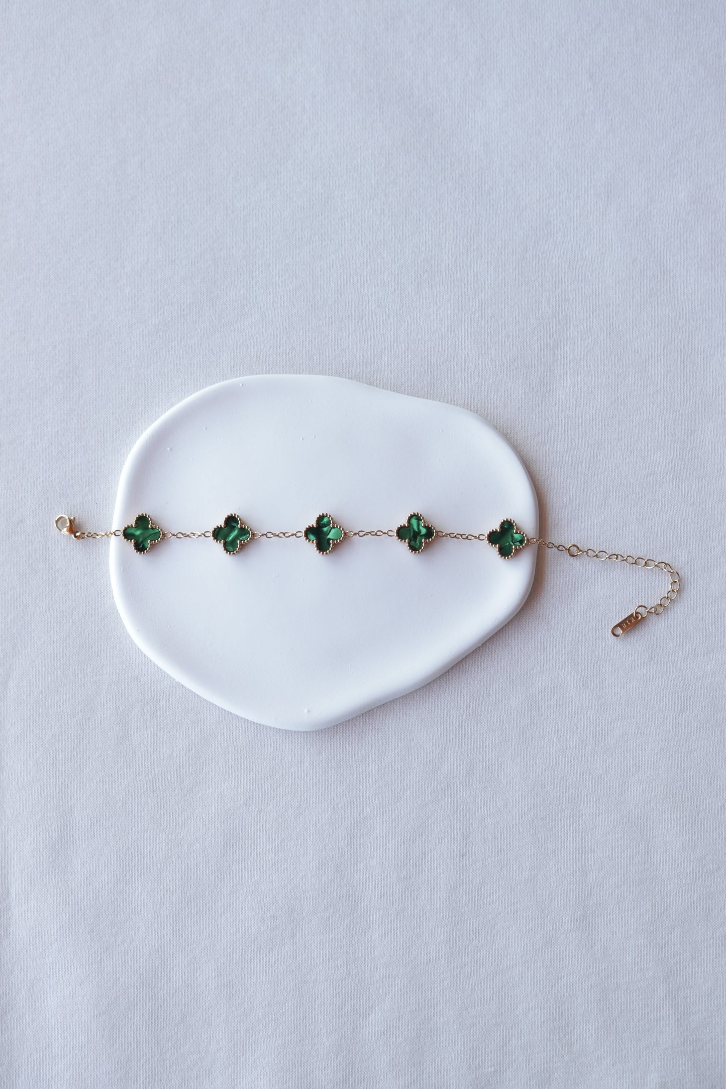 Pulseira de Aço Dourado de 5 Trevos Verdes Madrepérola