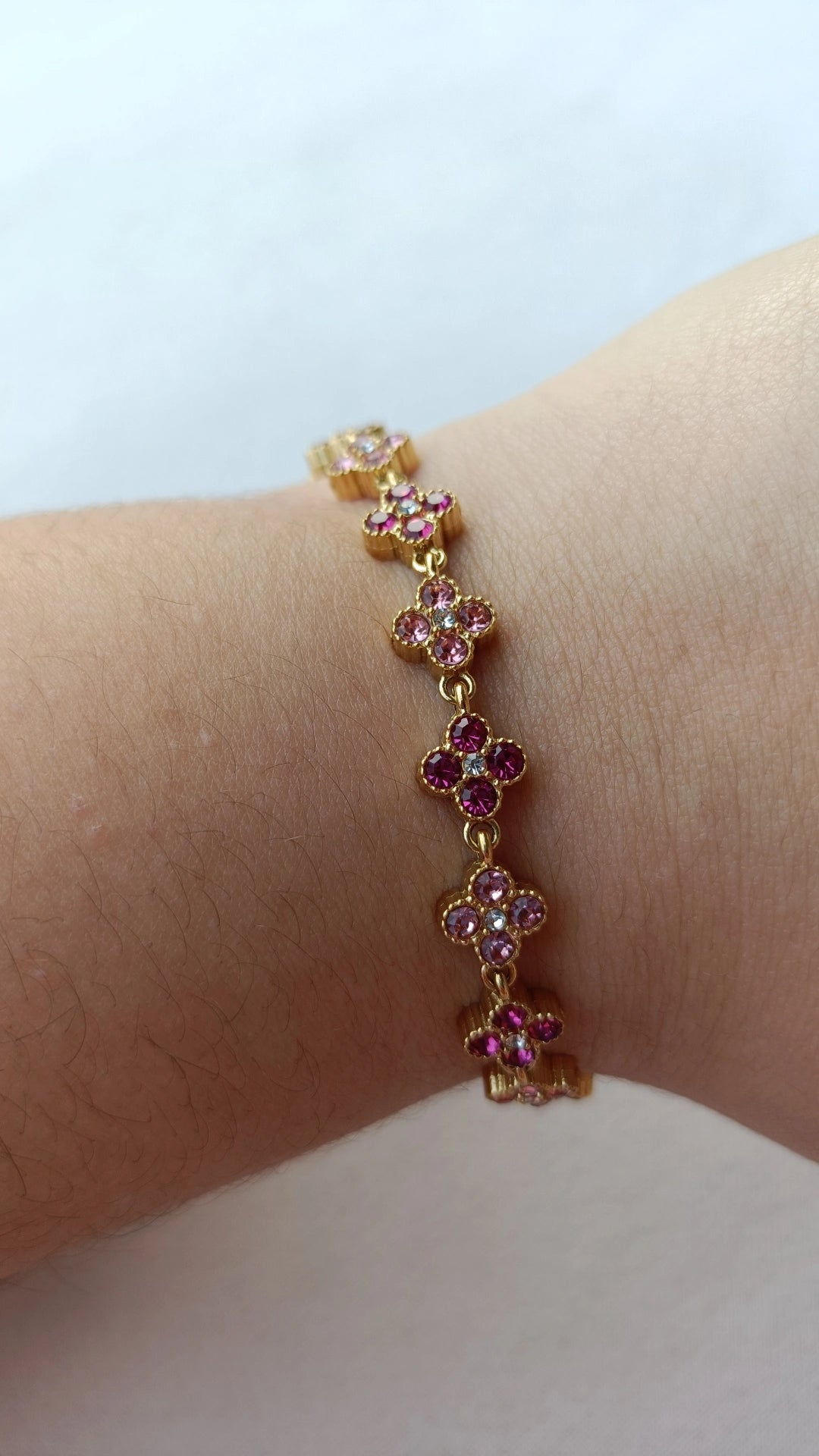 Pulseira de Aço Dourado Inspiração Swarovski de Trevo com Brilhantes Rosa