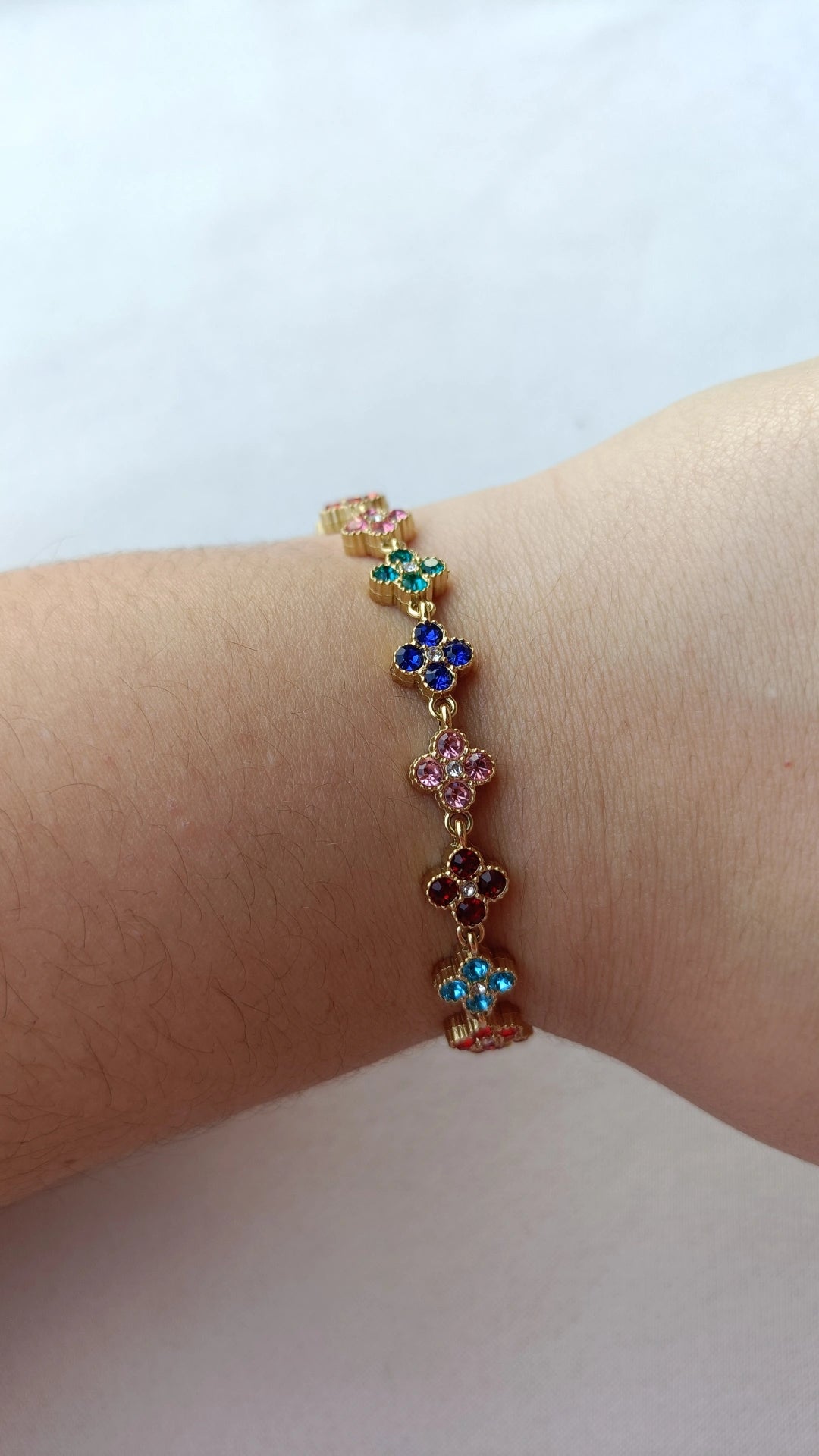 Pulseira de Aço Dourado Inspiração Swarovski de Trevo com Brilhantes Coloridos
