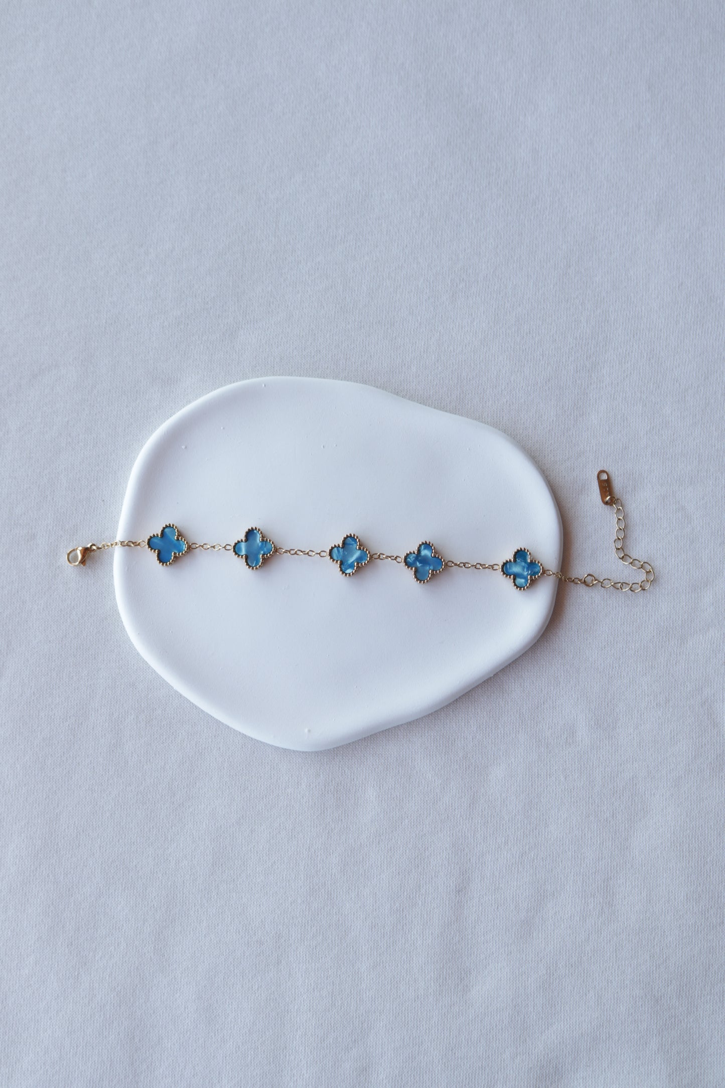 Pulseira de Aço Dourado de 5 Trevos Azul Madrepérola