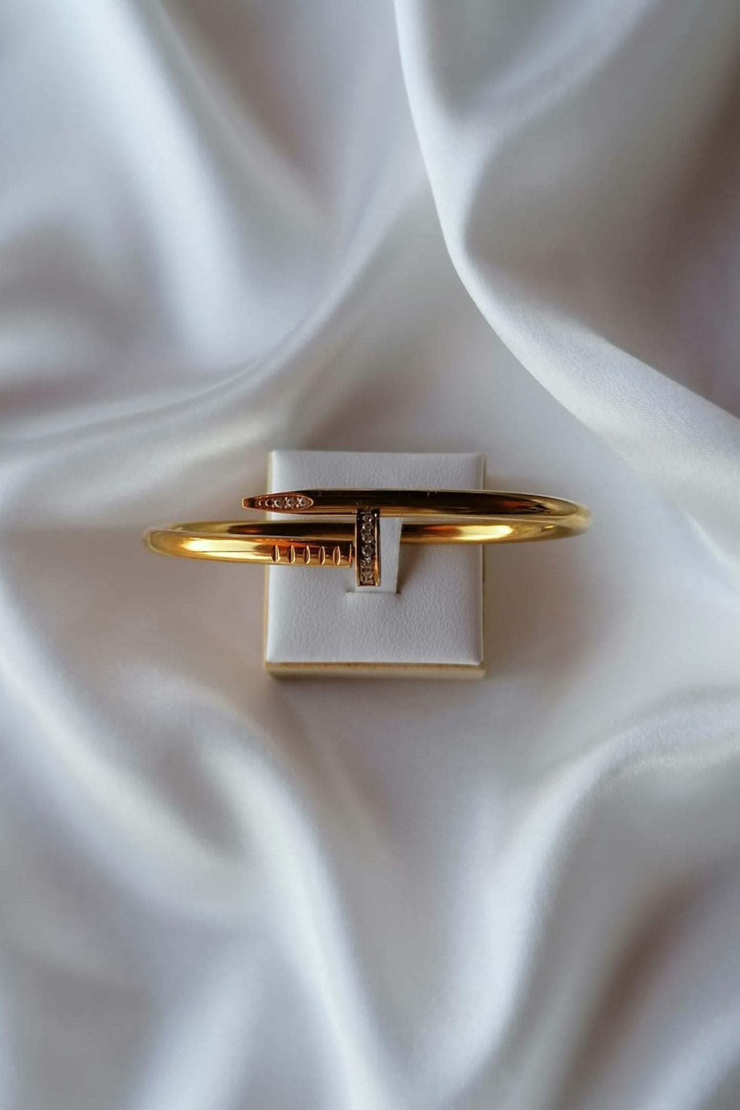 Pulseira de Aço Dourado de Prego com Brilhantes