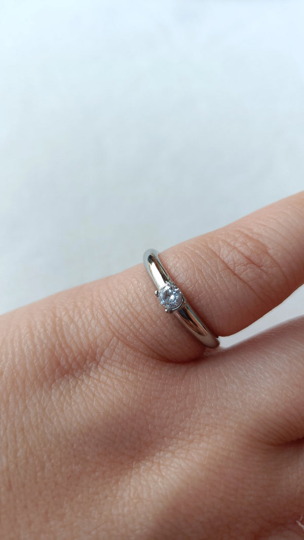 Anel de Aço Prateado Liso com Zircónia